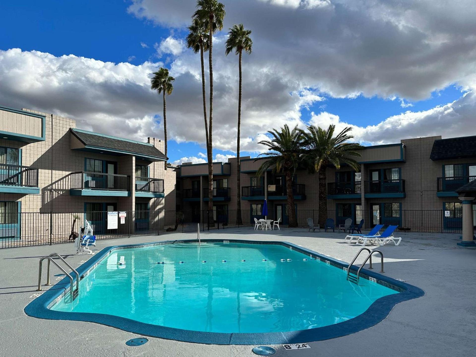 Super 8 by Wyndham Mesa Downtown Near Convention Center photo 5