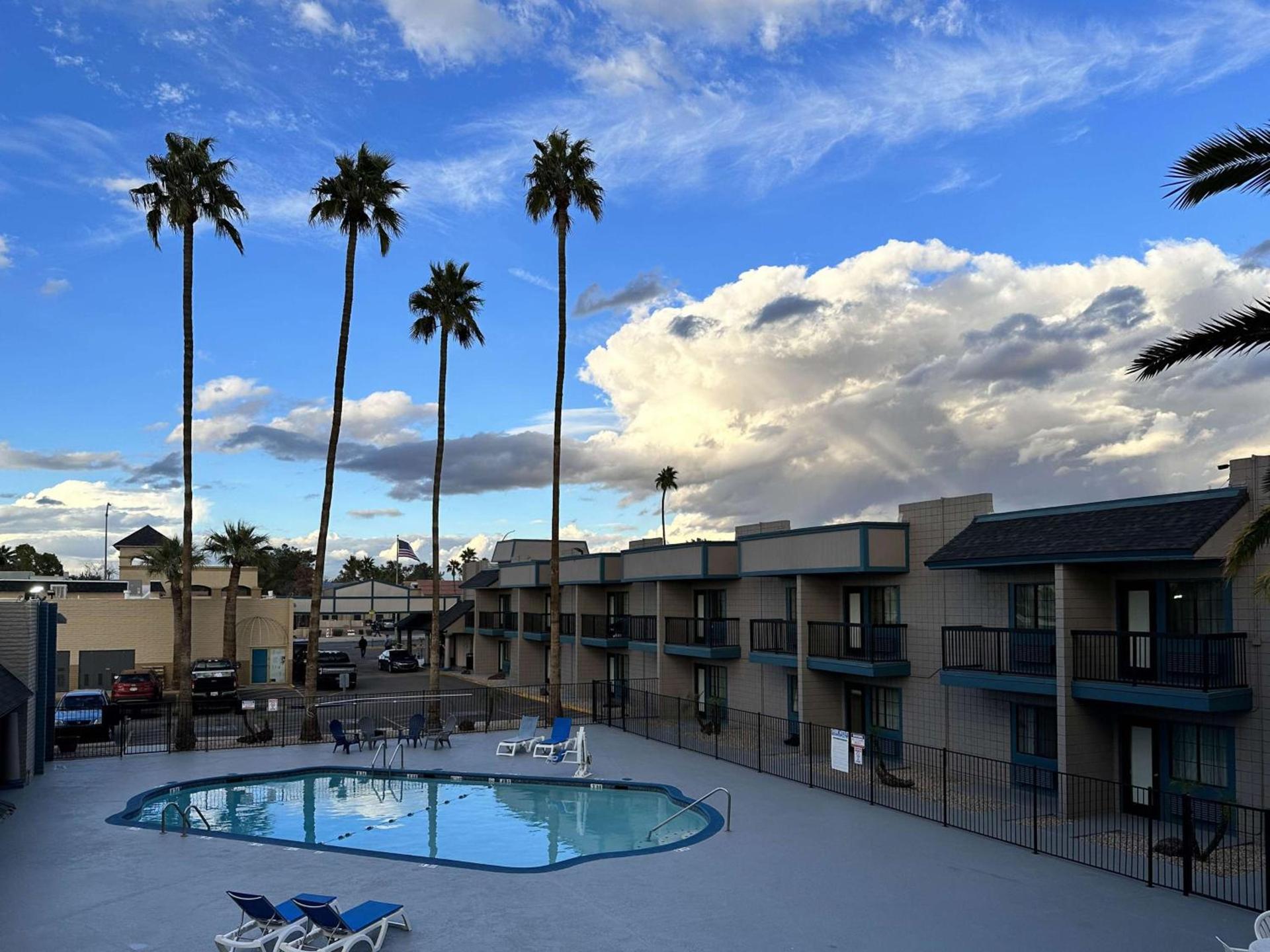 Super 8 by Wyndham Mesa Downtown Near Convention Center photo 3