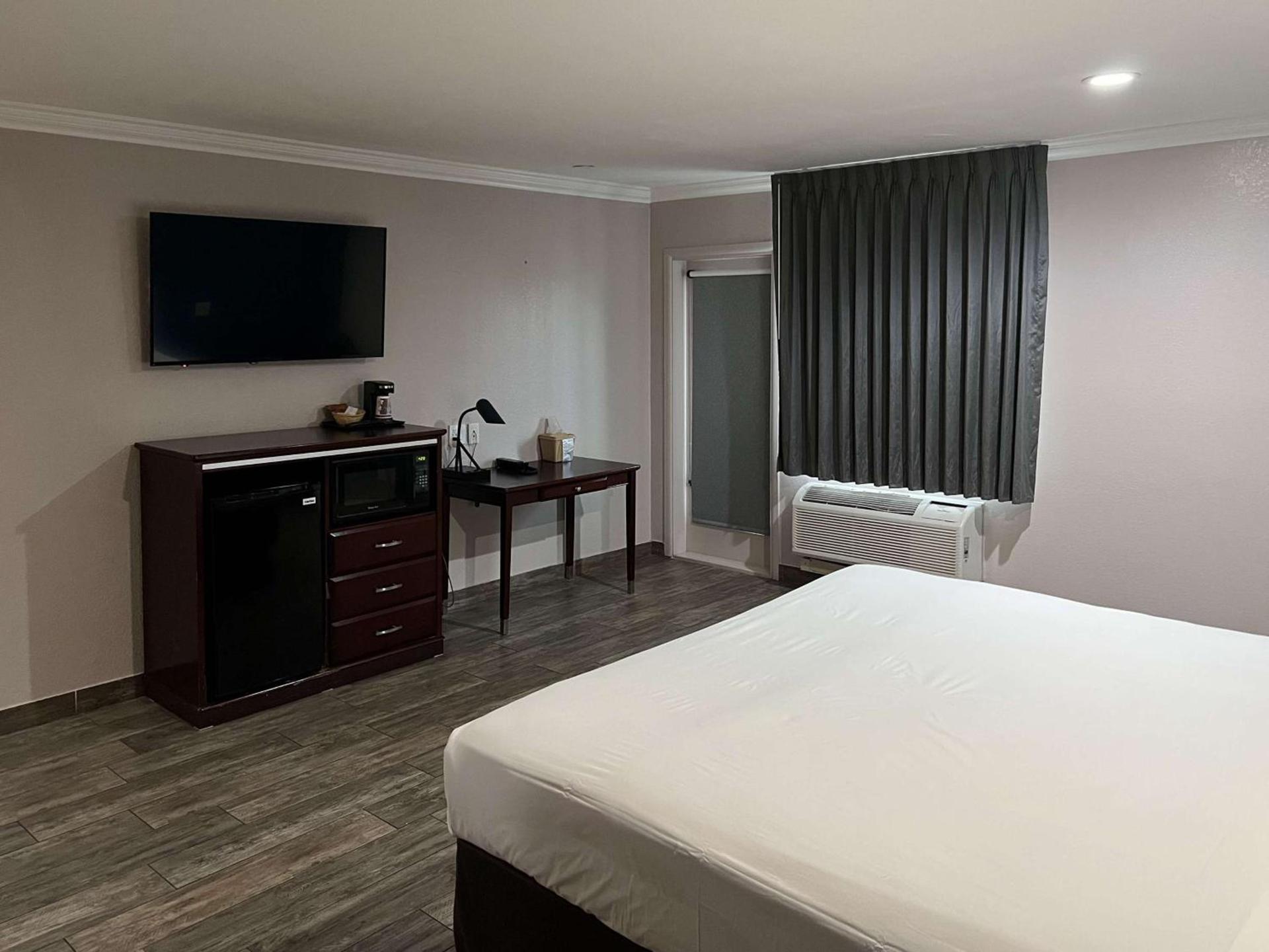 Super 8 by Wyndham Mesa Downtown Near Convention Center photo 41