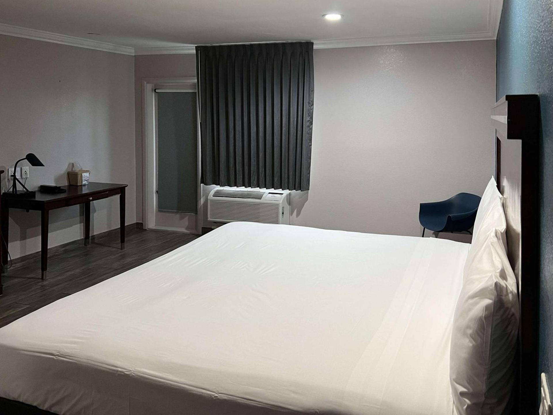 Super 8 by Wyndham Mesa Downtown Near Convention Center photo 32