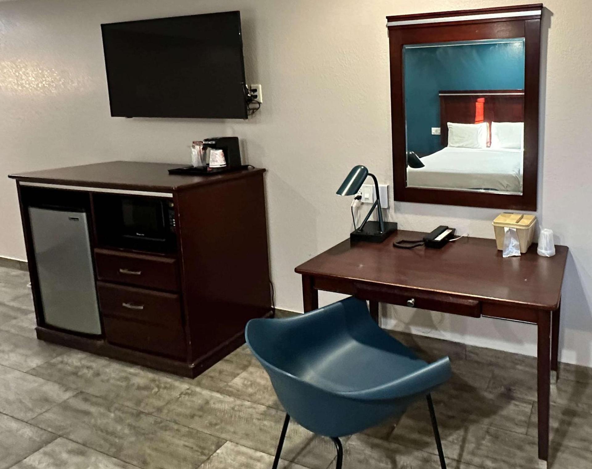 Super 8 by Wyndham Mesa Downtown Near Convention Center photo 31