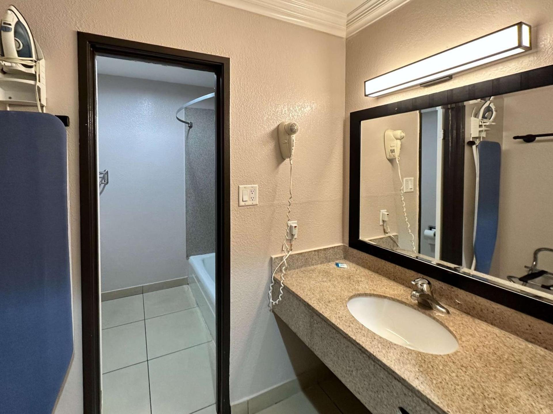 Super 8 by Wyndham Mesa Downtown Near Convention Center photo 42