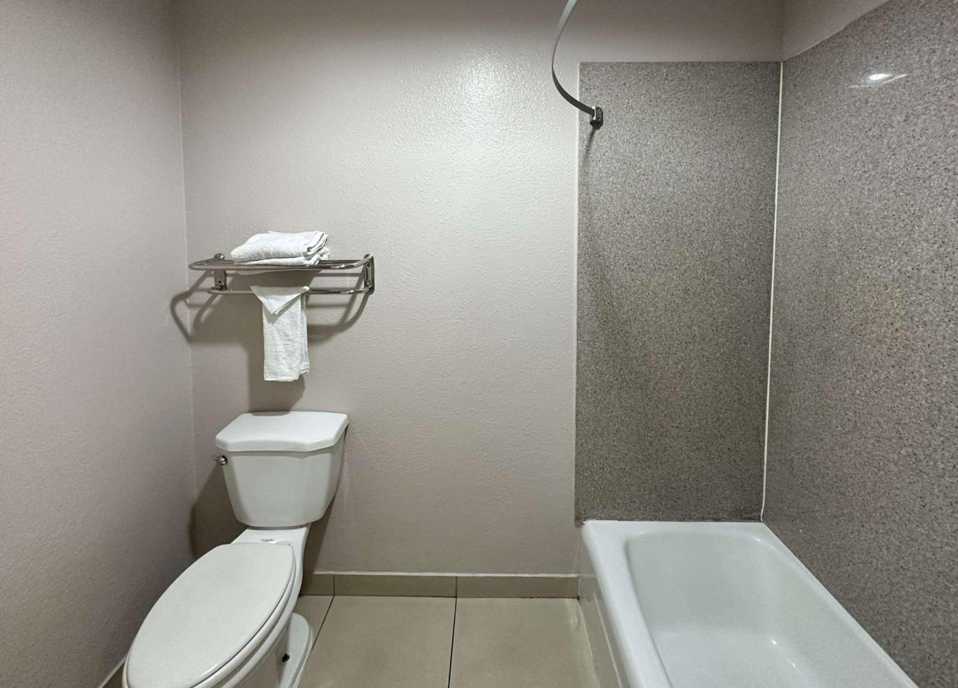 Super 8 by Wyndham Mesa Downtown Near Convention Center photo 38