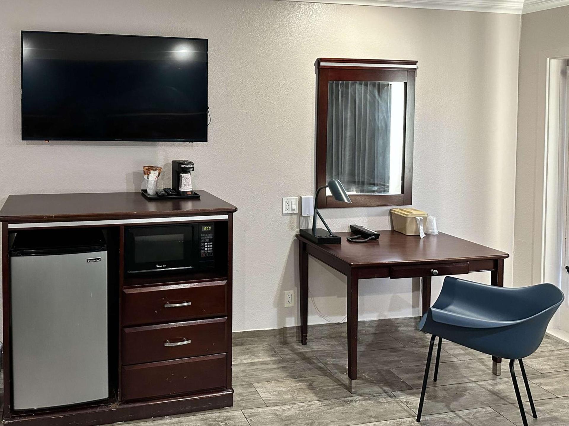 Super 8 by Wyndham Mesa Downtown Near Convention Center photo 34