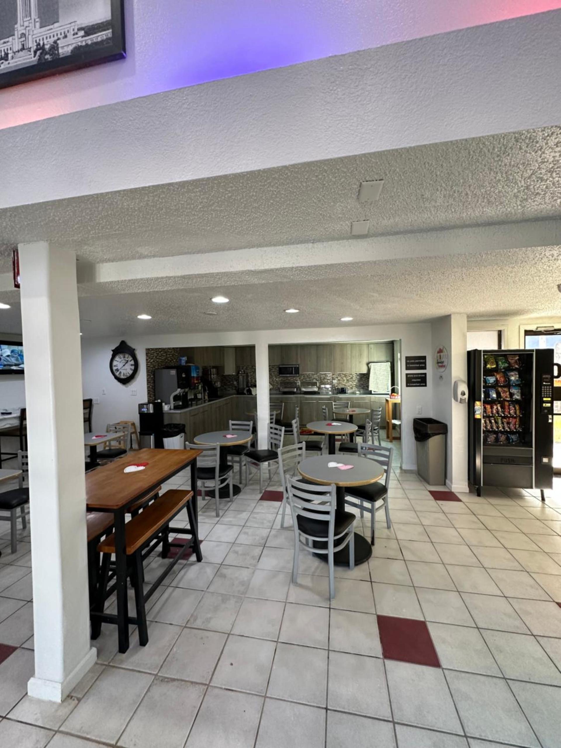 Super 8 by Wyndham North Platte photo 42