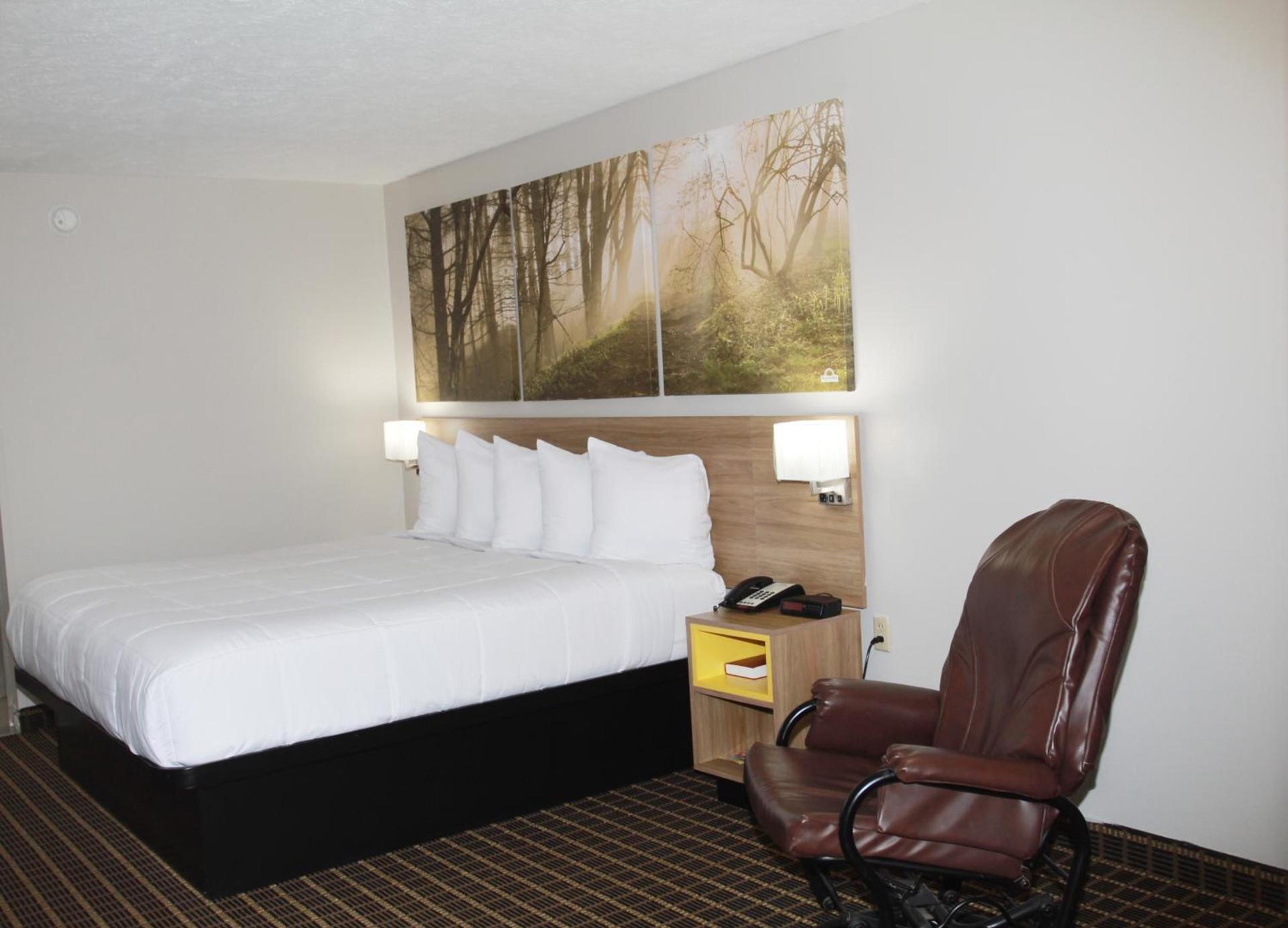 Days Inn by Wyndham Forest photo 32