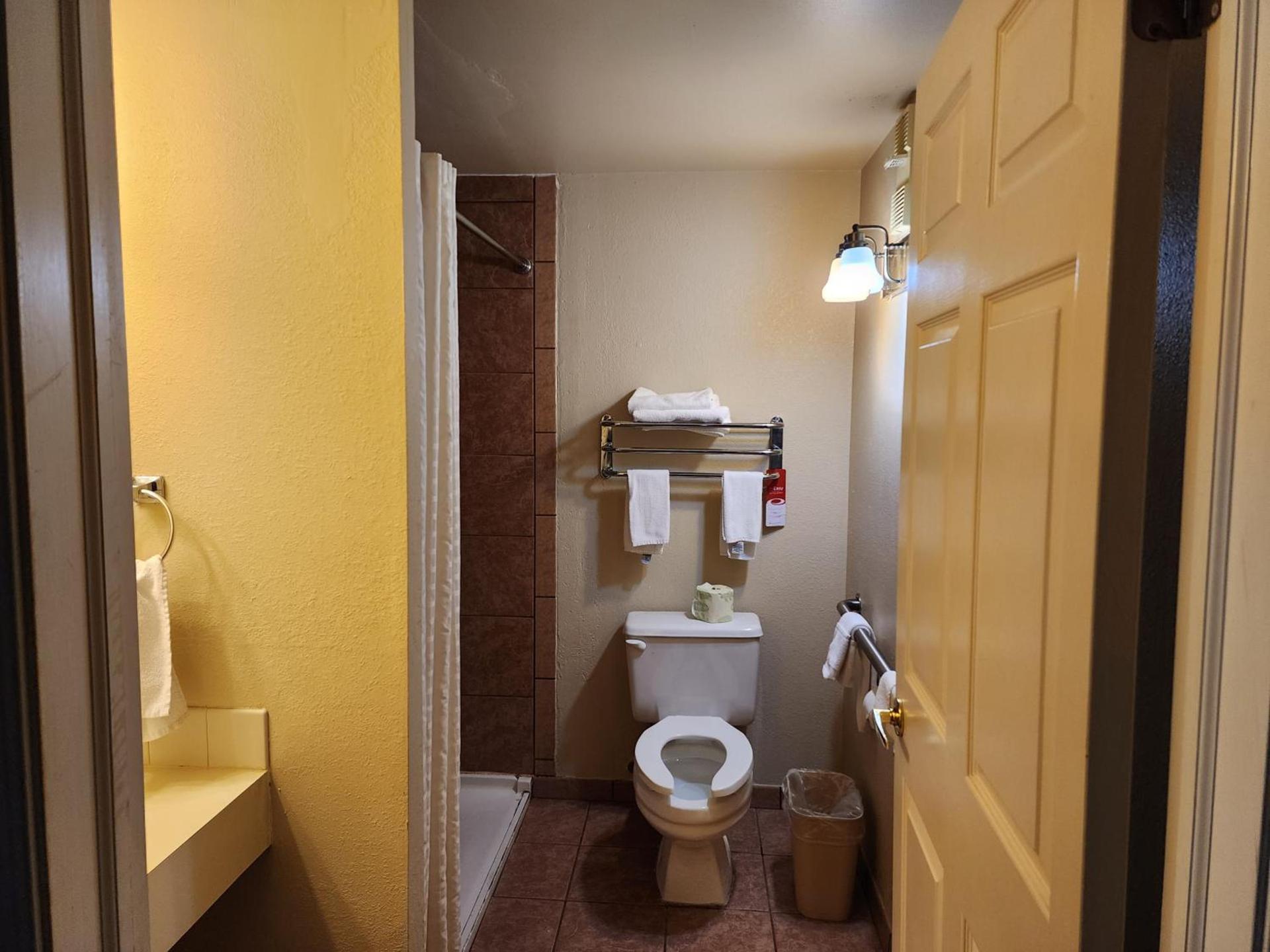 Econo Lodge & Suites Grand Rapids Airport photo 2