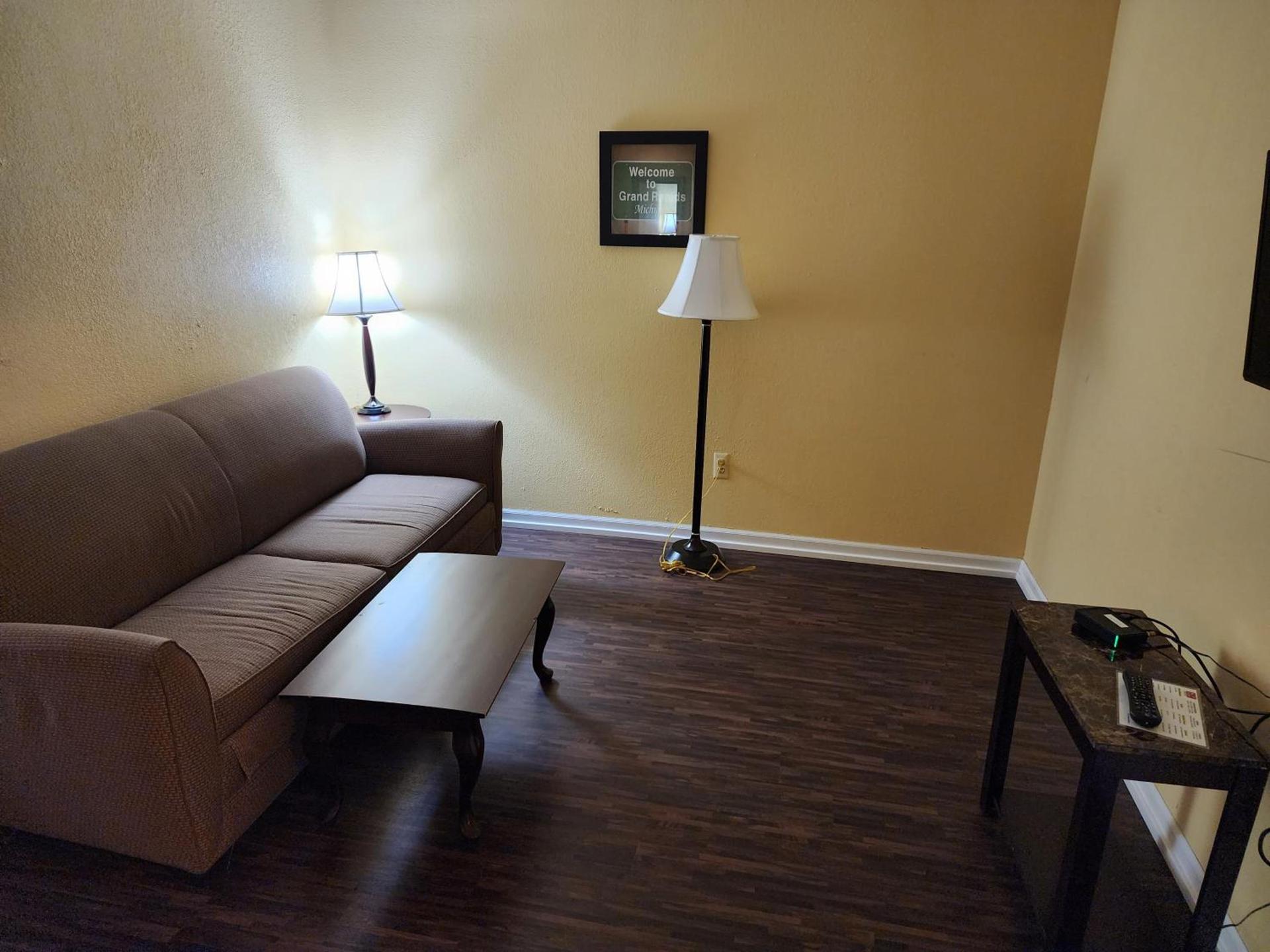 Econo Lodge & Suites Grand Rapids Airport photo 3