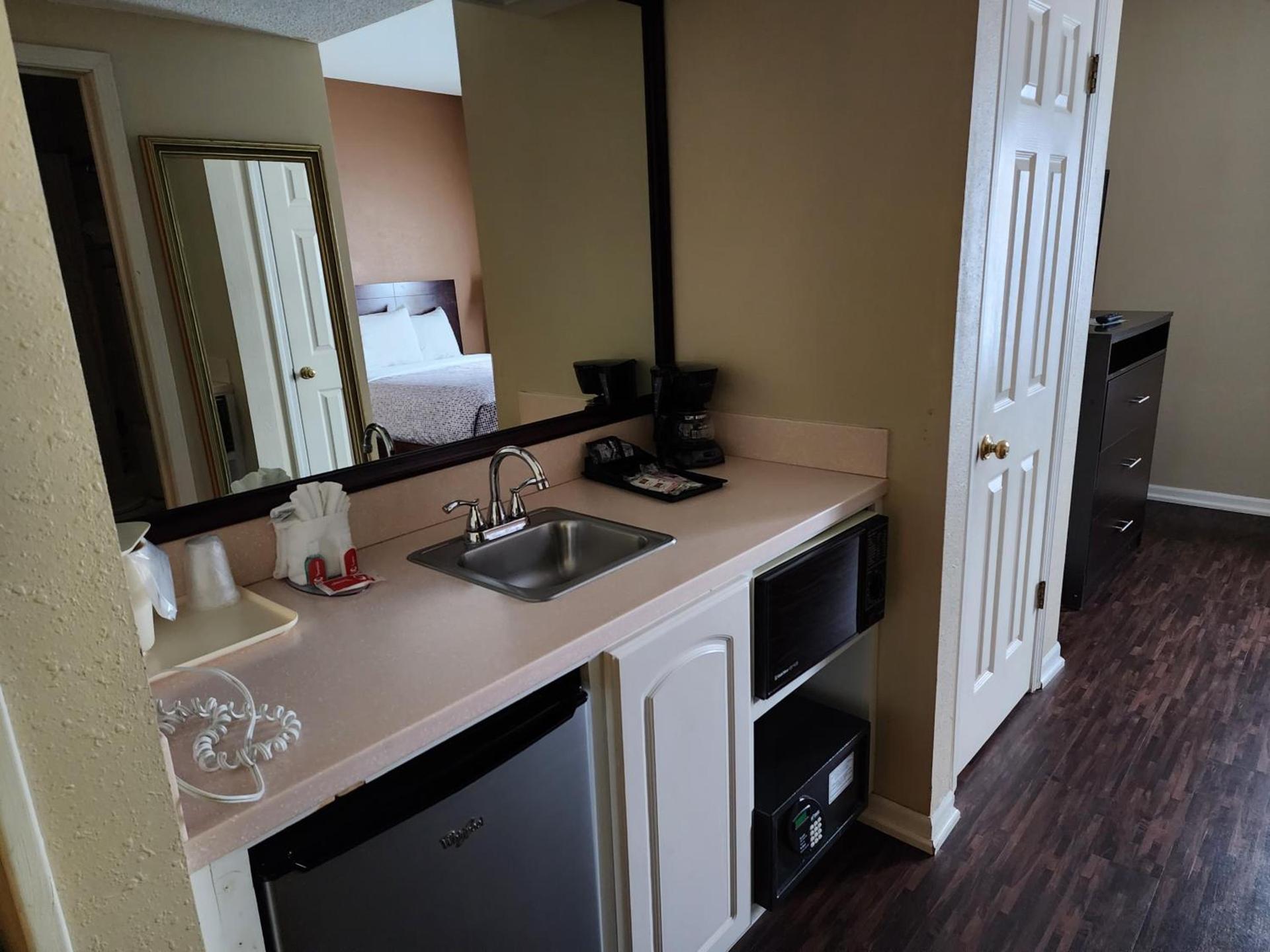 Econo Lodge & Suites Grand Rapids Airport photo 25