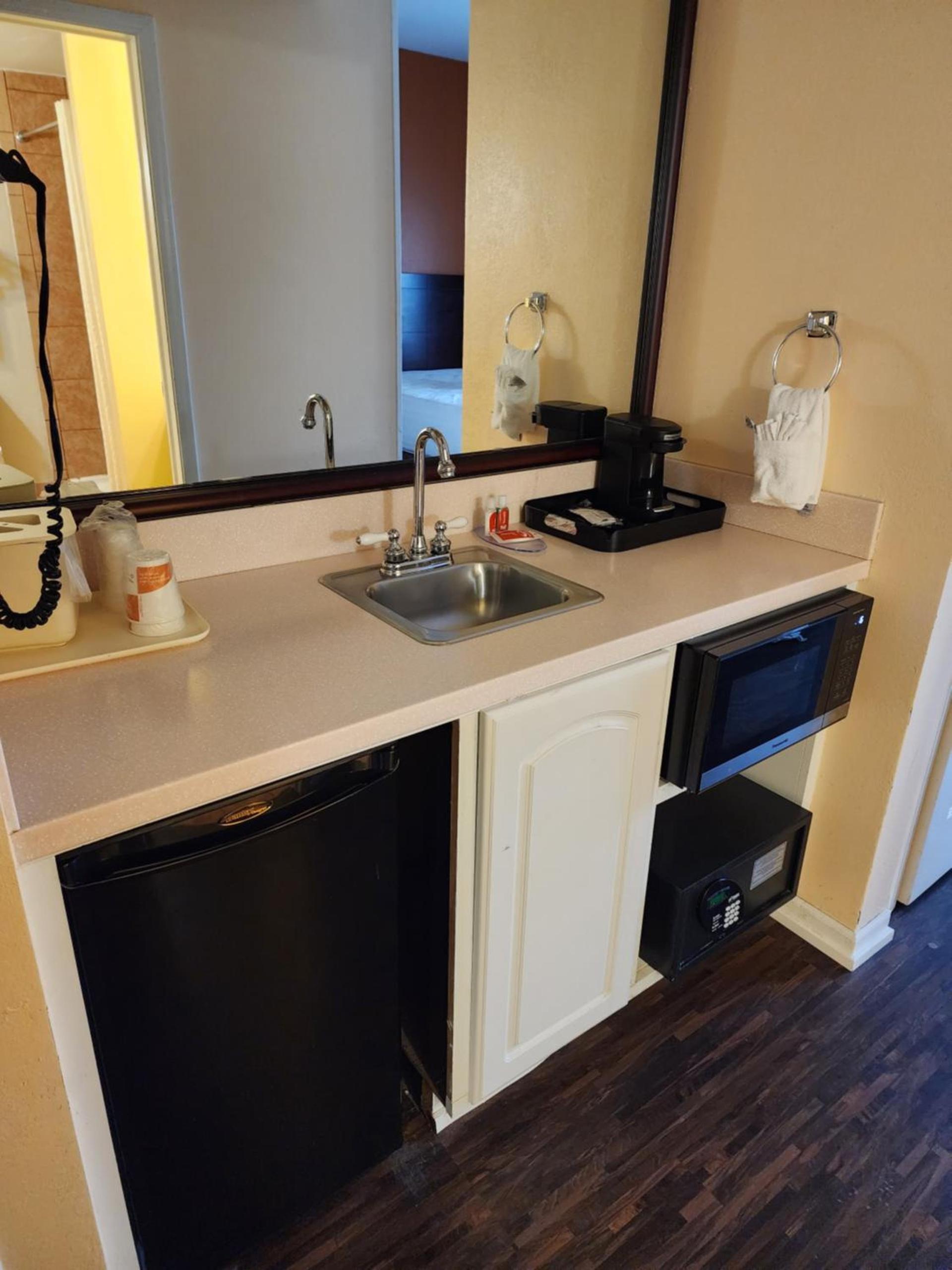 Econo Lodge & Suites Grand Rapids Airport photo 26