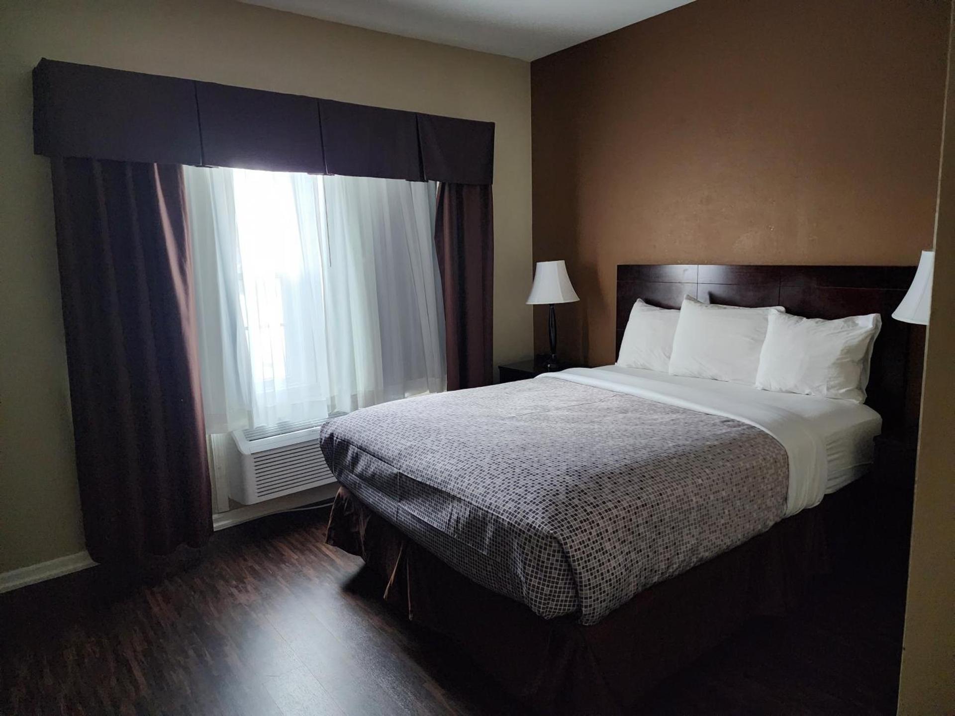 Econo Lodge & Suites Grand Rapids Airport photo 27