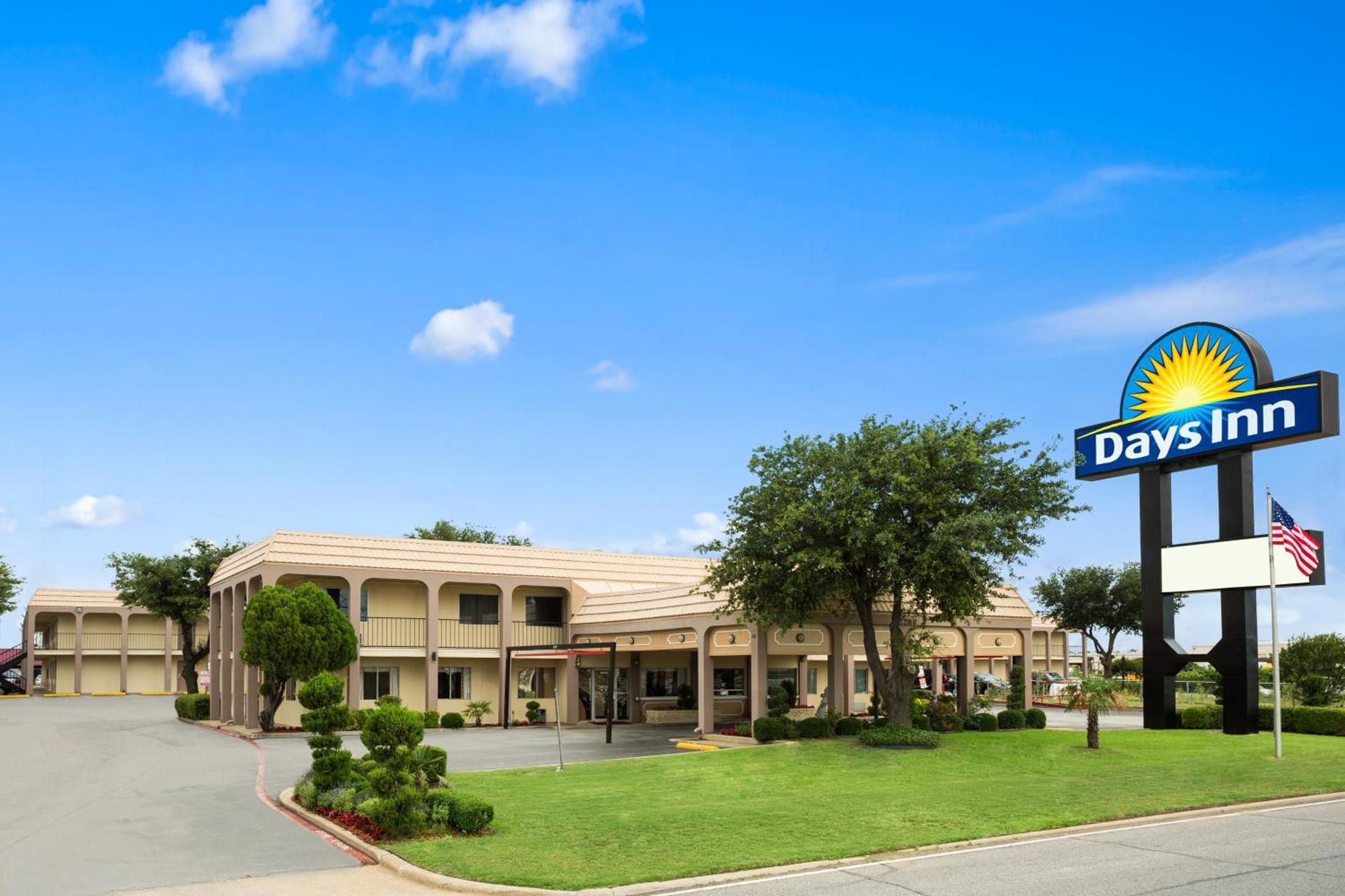 Days Inn by Wyndham Dallas Irving photo 11