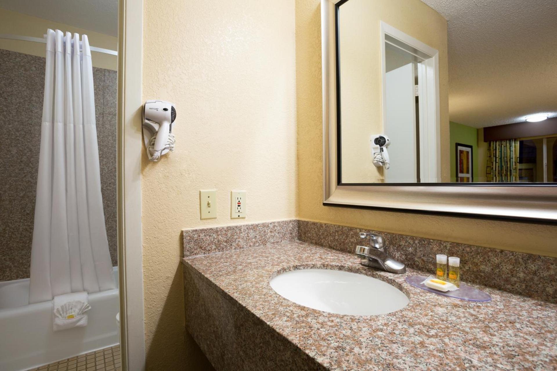 Days Inn by Wyndham Dallas Irving photo 18