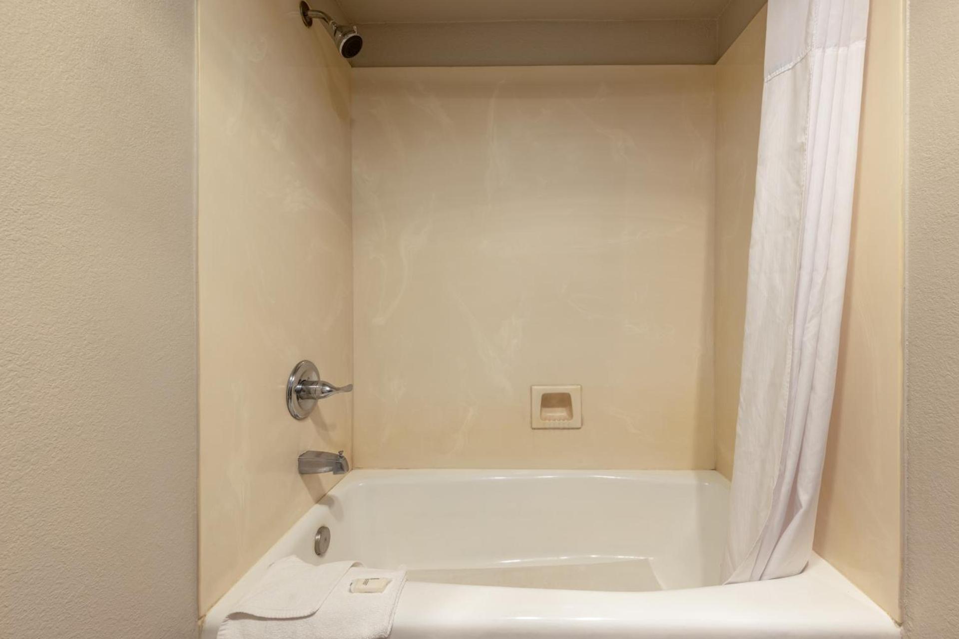 Days Inn by Wyndham Lathrop photo 27