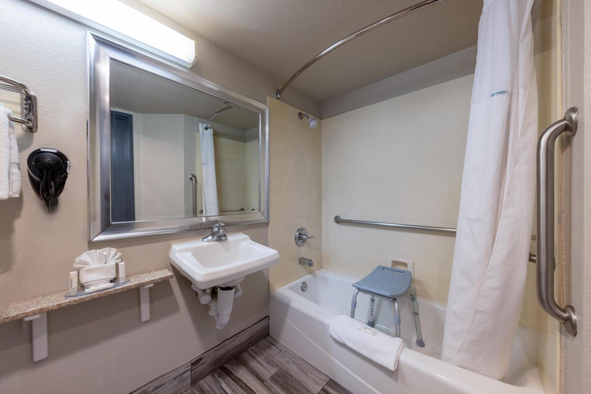 Days Inn by Wyndham Lathrop photo 26