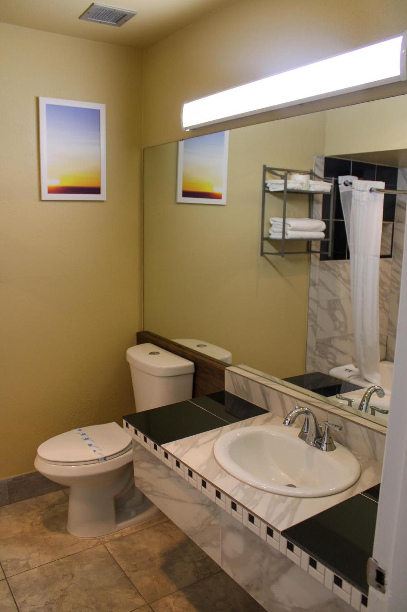 Days Inn by Wyndham Bend photo 35