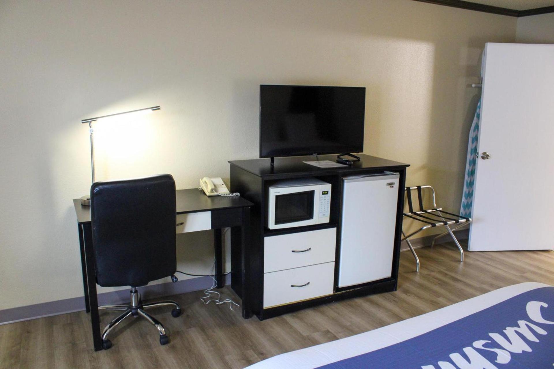 Days Inn by Wyndham Bend photo 30