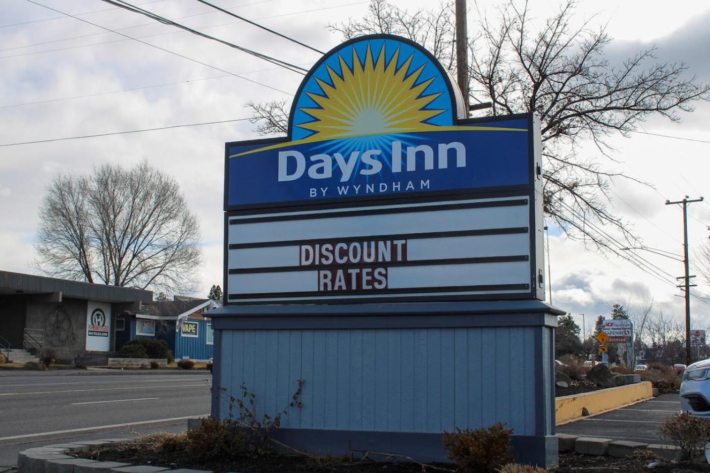 Days Inn by Wyndham Bend photo 38