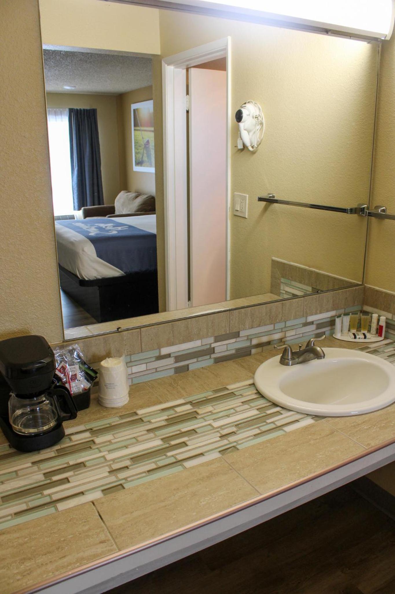Days Inn by Wyndham Bend photo 13