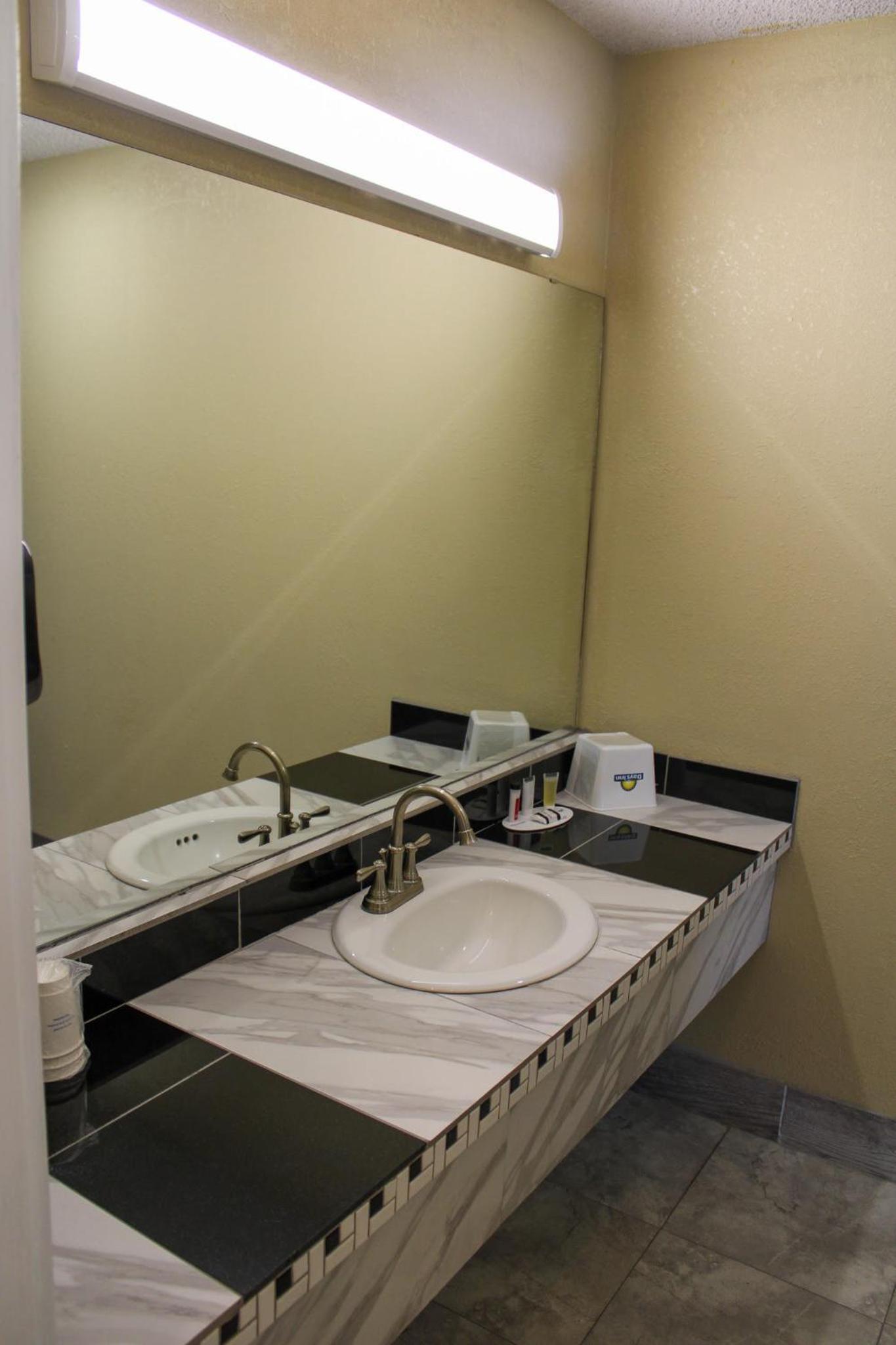 Days Inn by Wyndham Bend photo 15