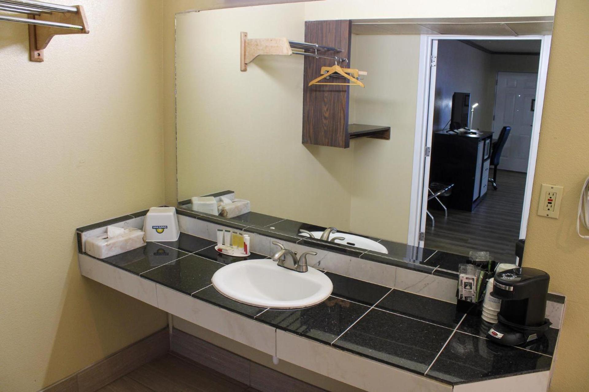 Days Inn by Wyndham Bend photo 22