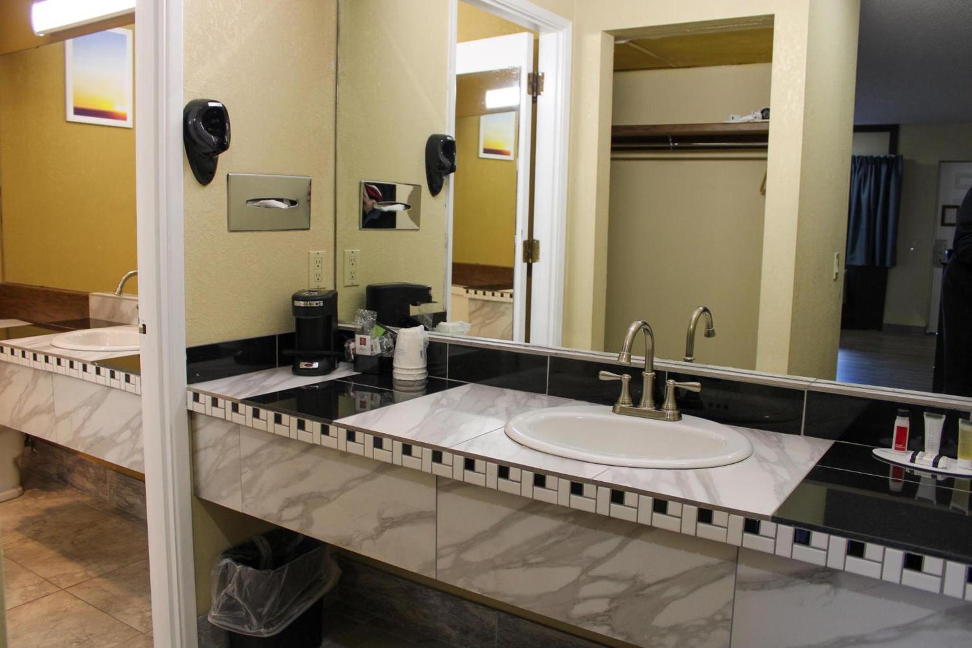 Days Inn by Wyndham Bend photo 16