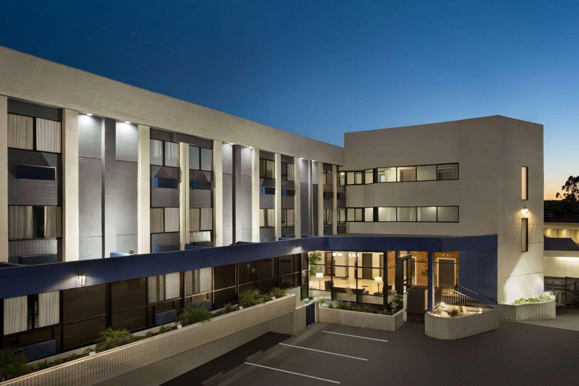 Baymont by Wyndham Monterey Park photo 3