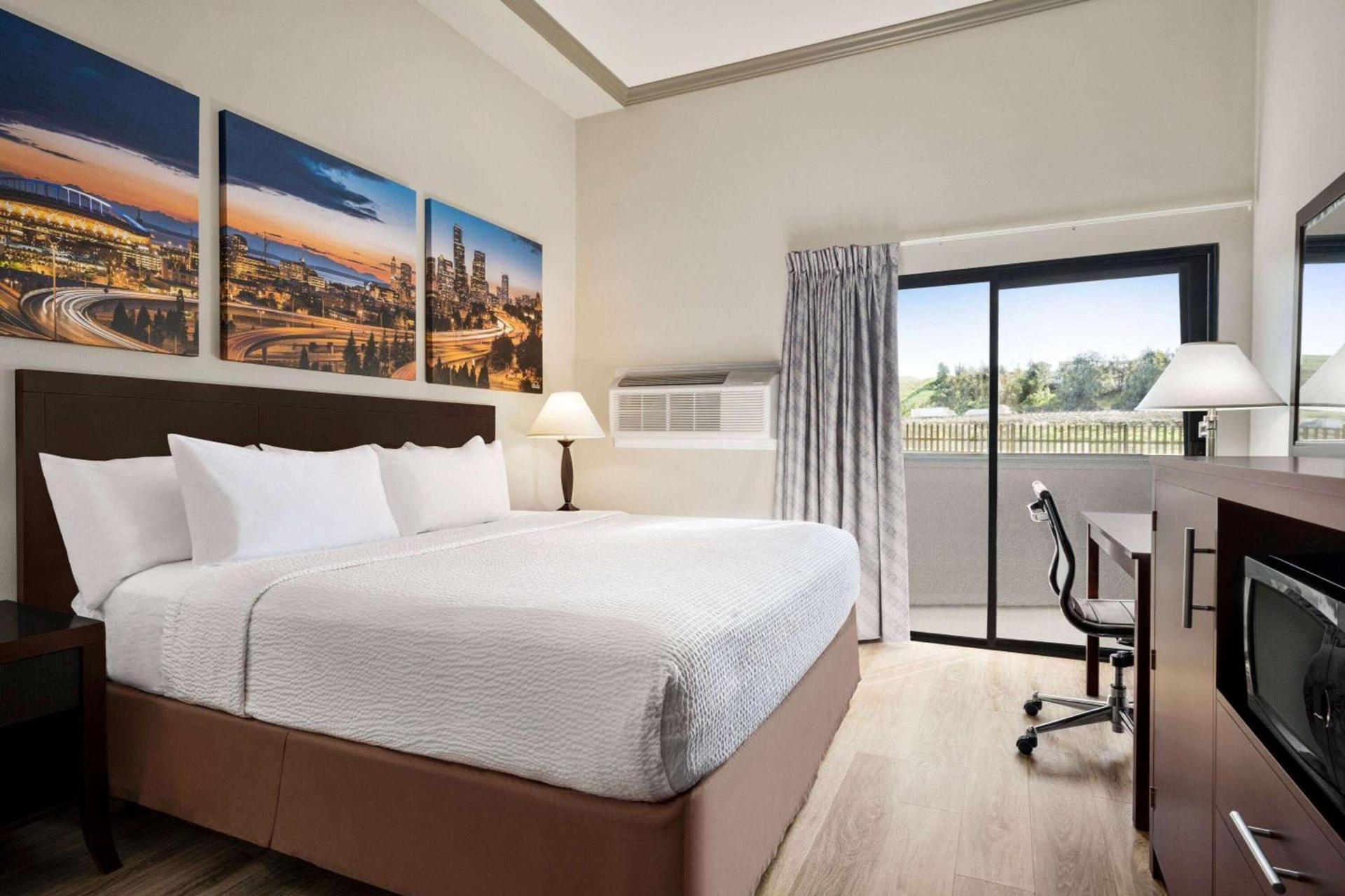 Baymont by Wyndham Monterey Park photo 12
