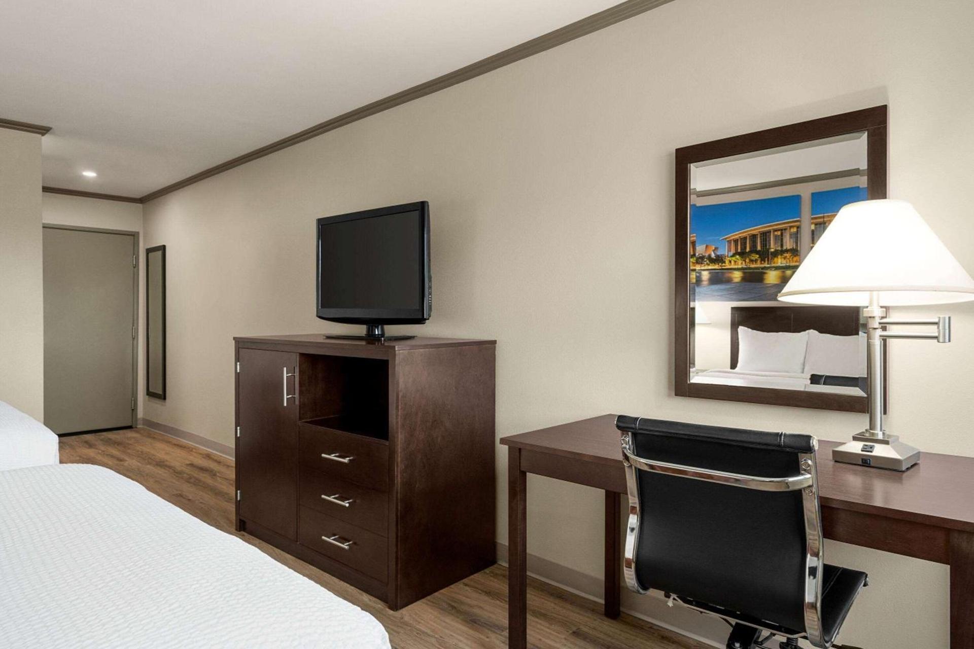 Baymont by Wyndham Monterey Park photo 16