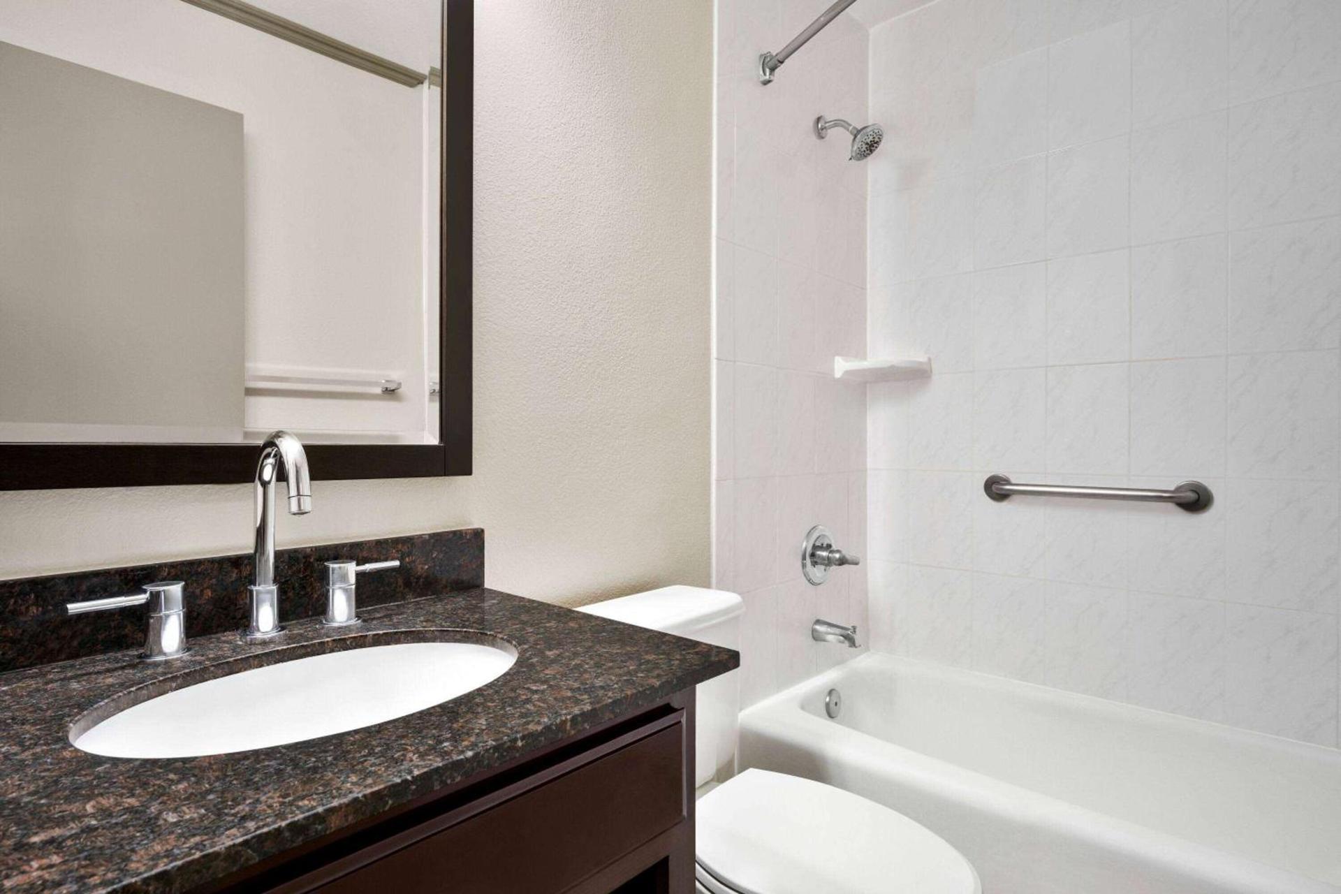Baymont by Wyndham Monterey Park photo 17