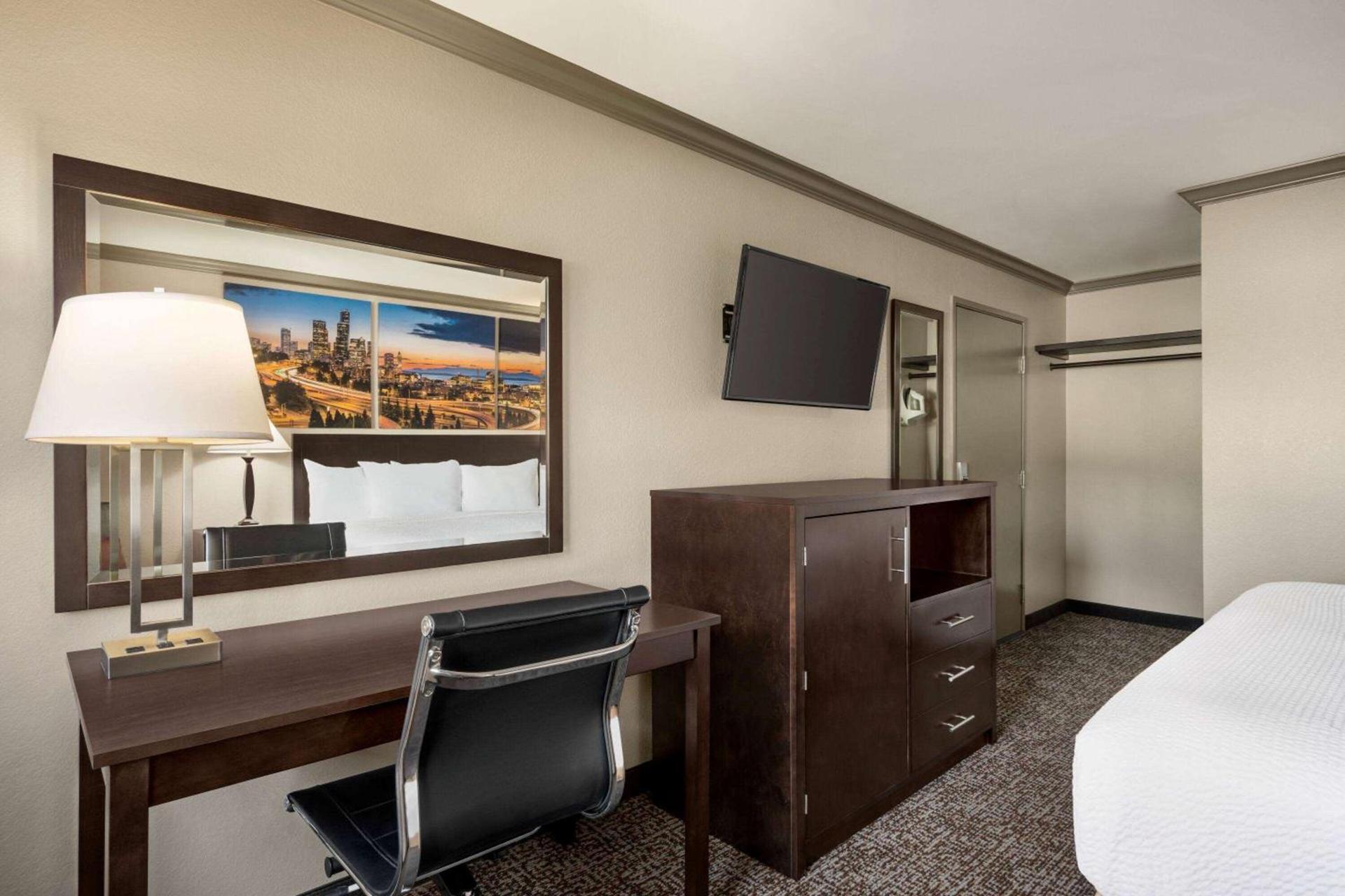 Baymont by Wyndham Monterey Park photo 23