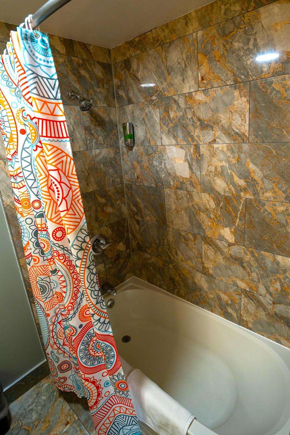 Philly Inn & Suites photo 2