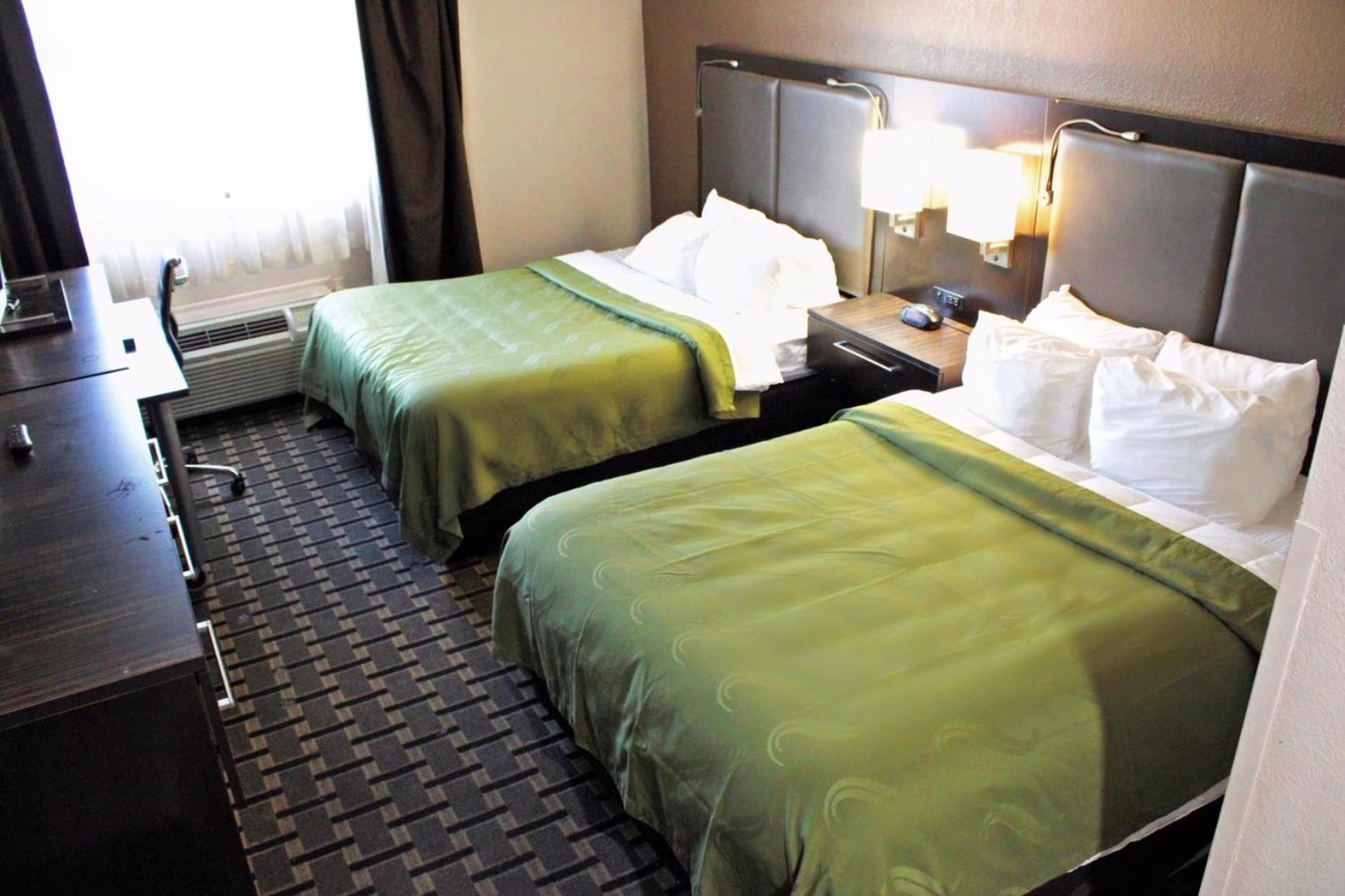 Quality Inn & Suites Detroit Metro Airport photo 4