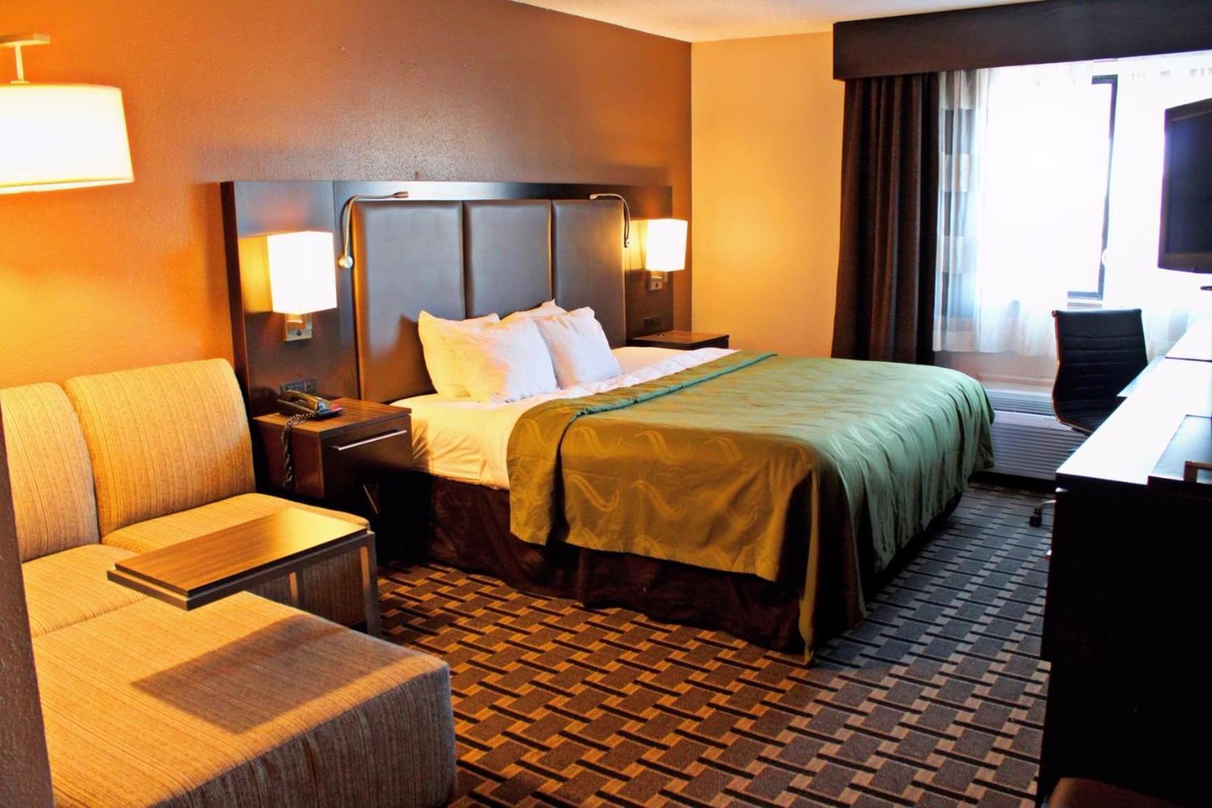 Quality Inn & Suites Detroit Metro Airport photo 6