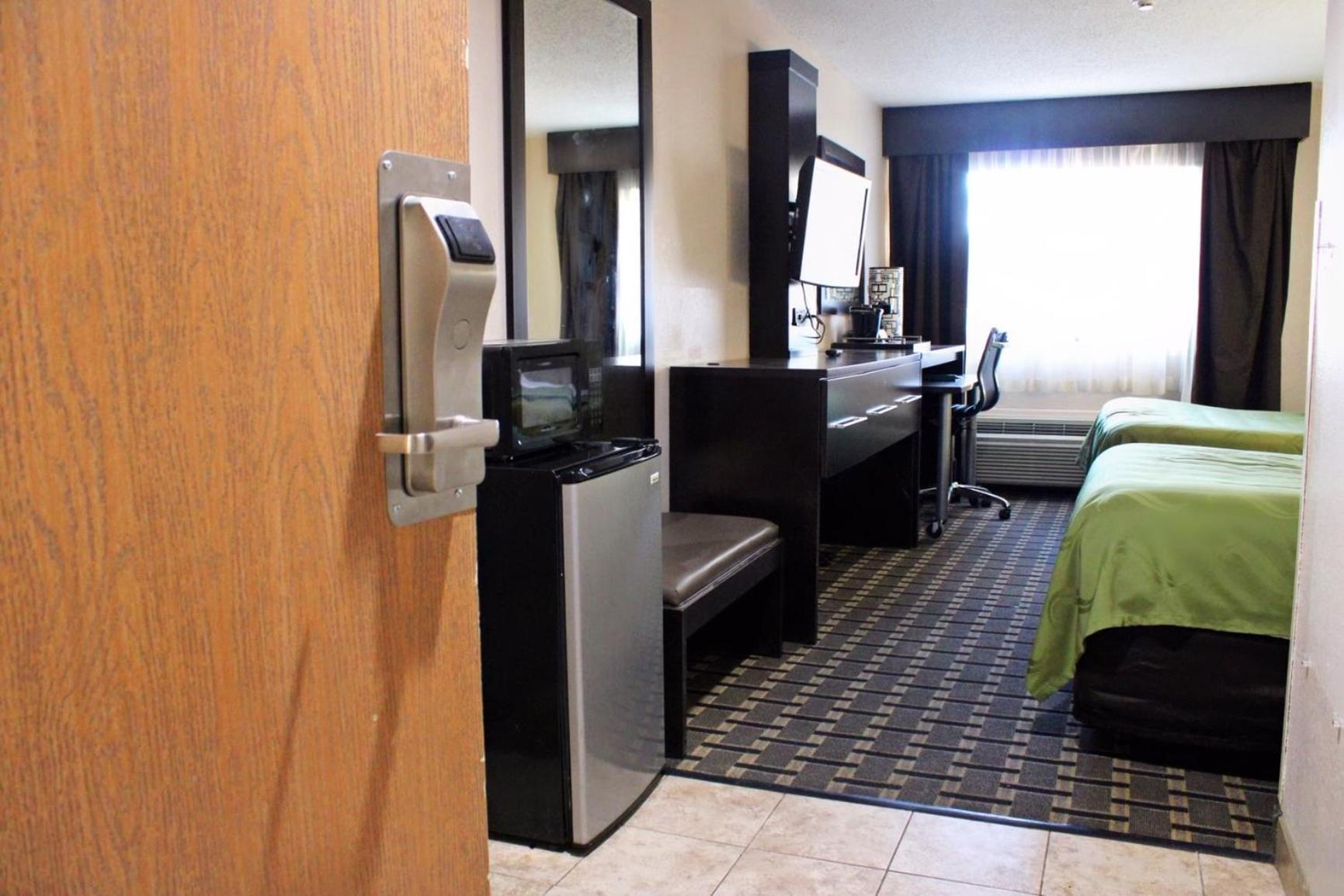 Quality Inn & Suites Detroit Metro Airport photo 7