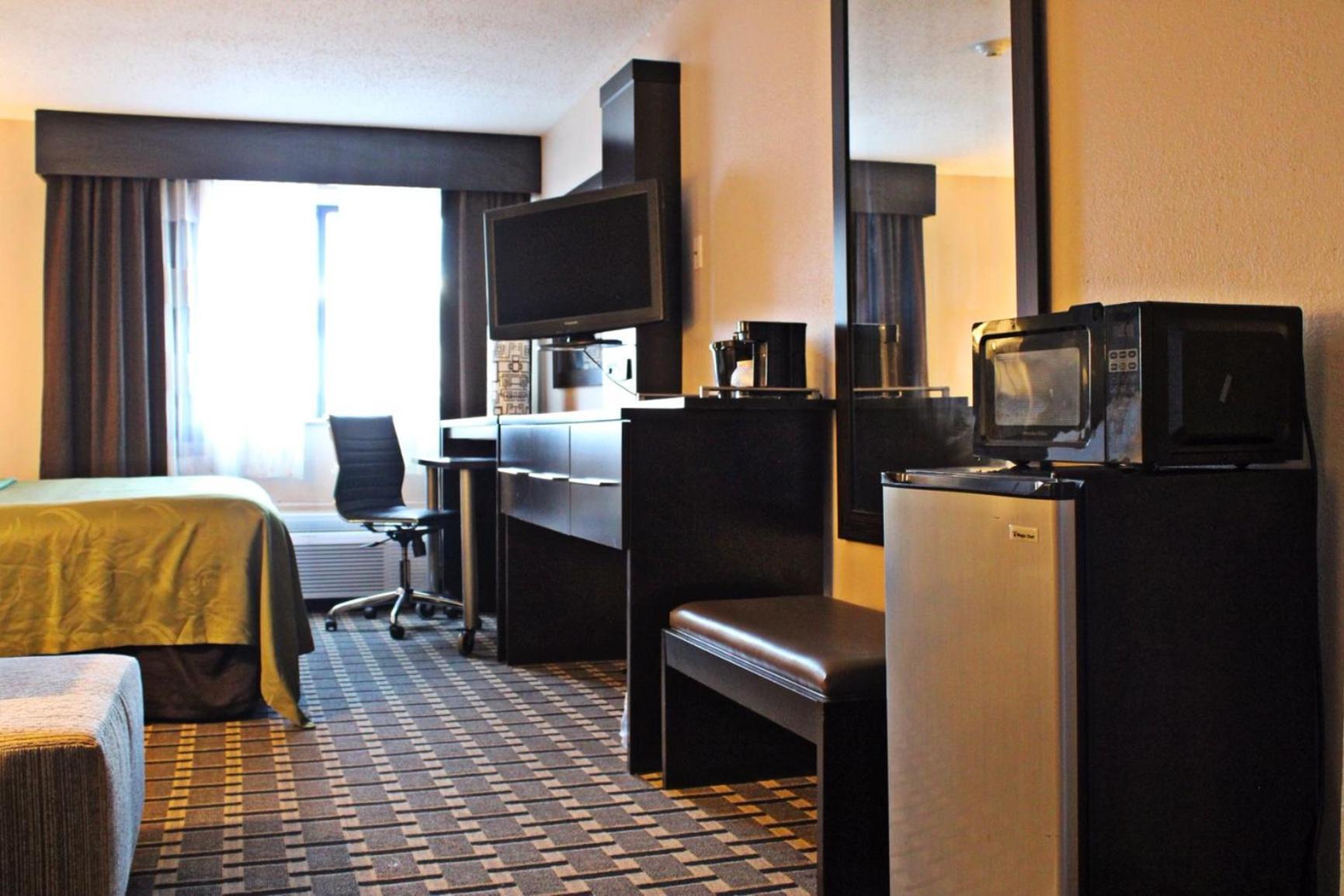 Quality Inn & Suites Detroit Metro Airport photo 5