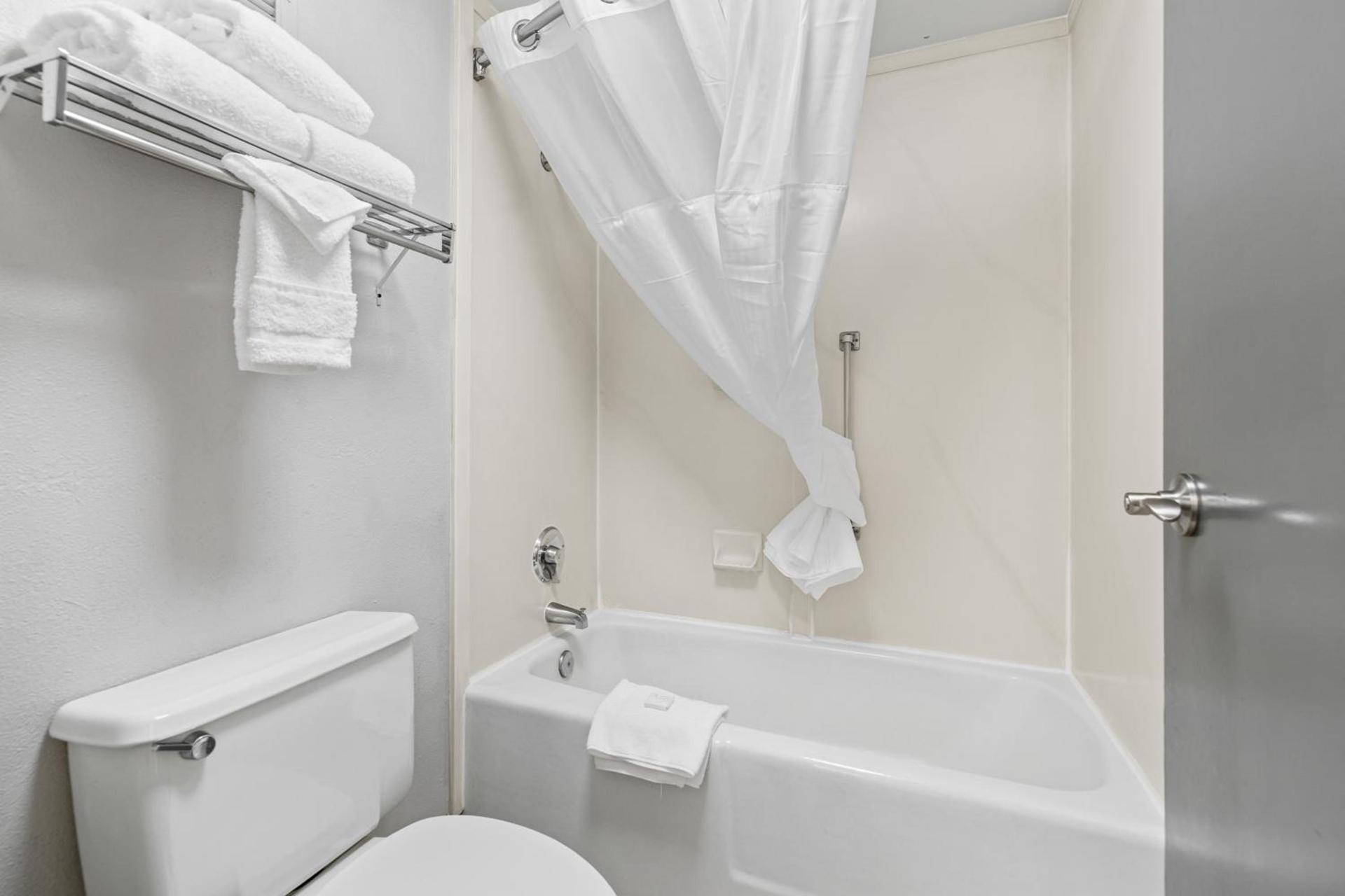 Red Lion Inn & Suites Deschutes River - Bend photo 32