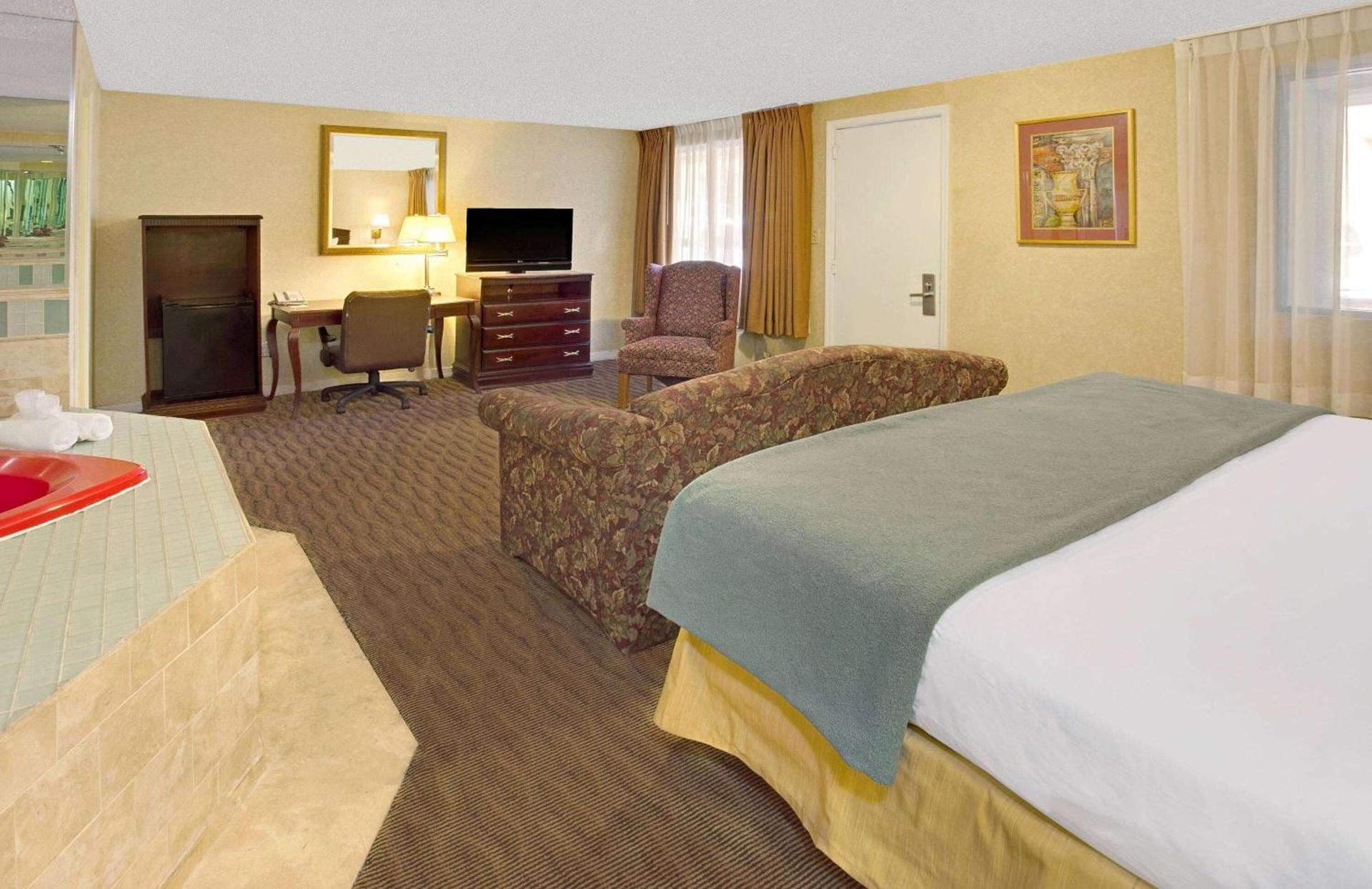 Days Inn by Wyndham Silver Spring photo 15