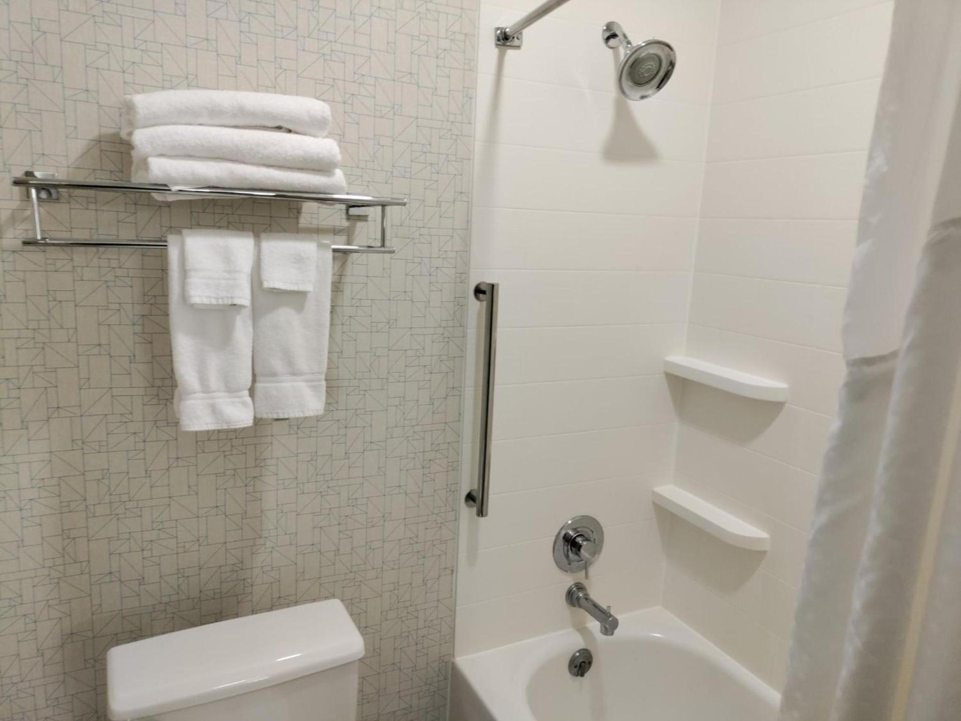Holiday Inn Express Newberg - Wine Country by IHG photo 57