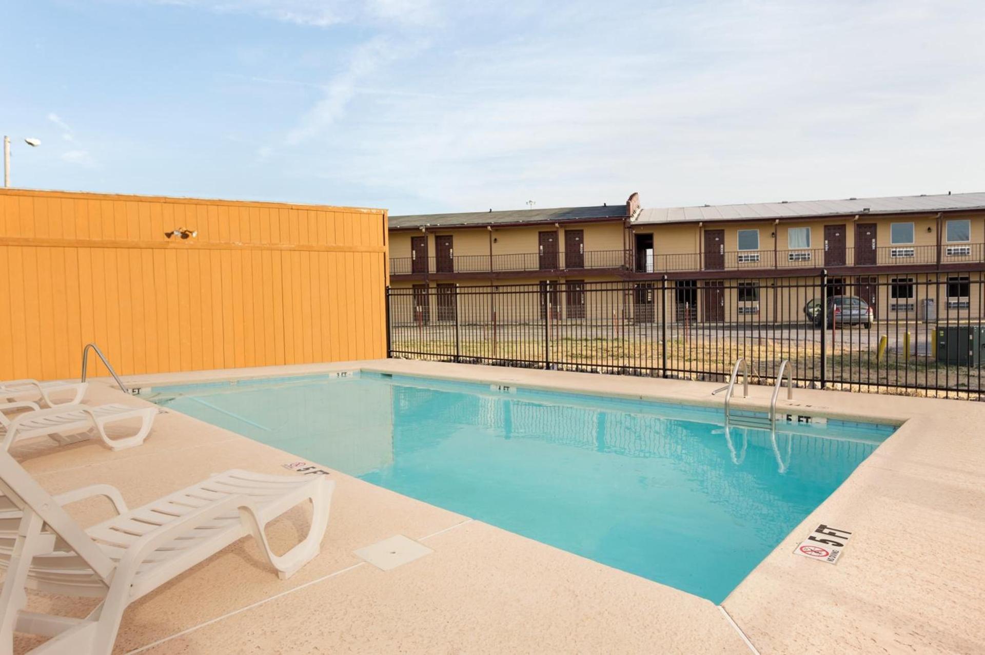 Super 8 by Wyndham Joplin photo 26
