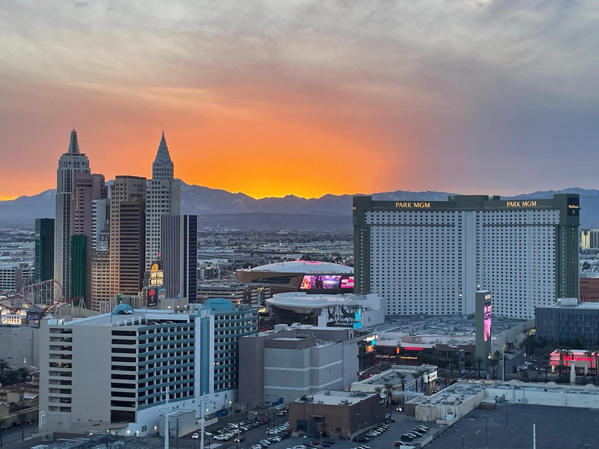 MGM SIGNATURE - Strip View Suite- FREE valet parking photo 3