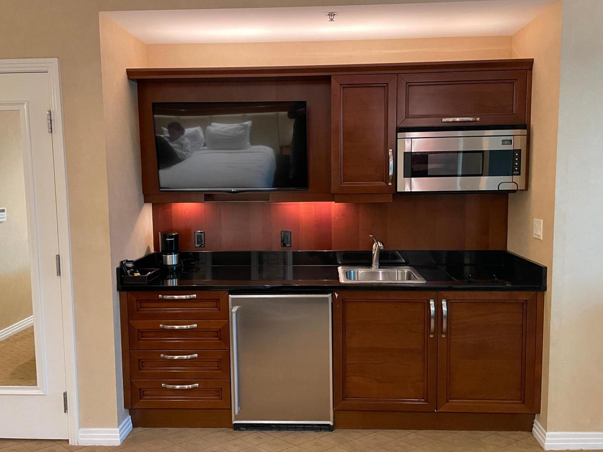 MGM SIGNATURE - Strip View Suite- FREE valet parking photo 9