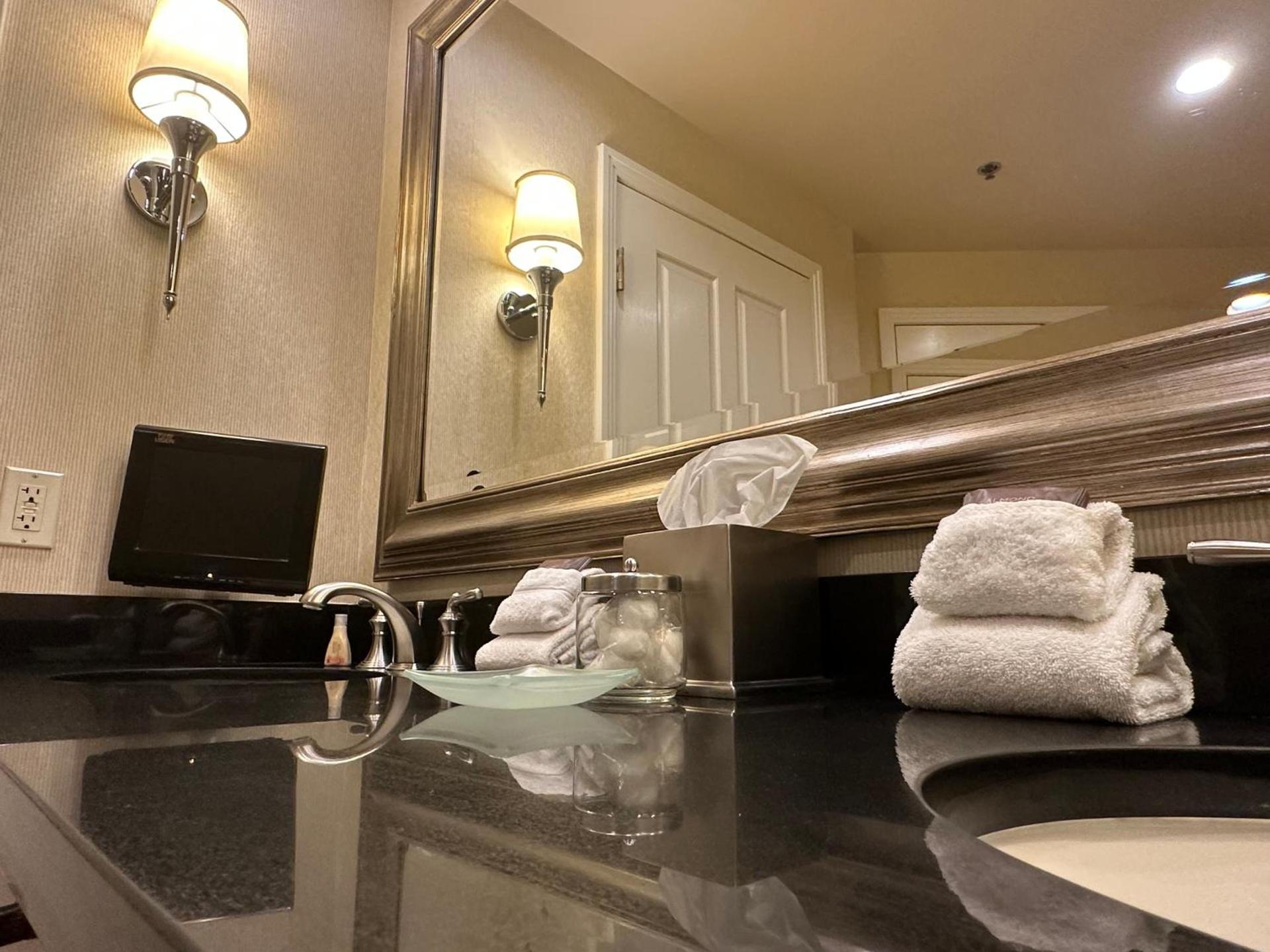 MGM SIGNATURE - Strip View Suite- FREE valet parking photo 13