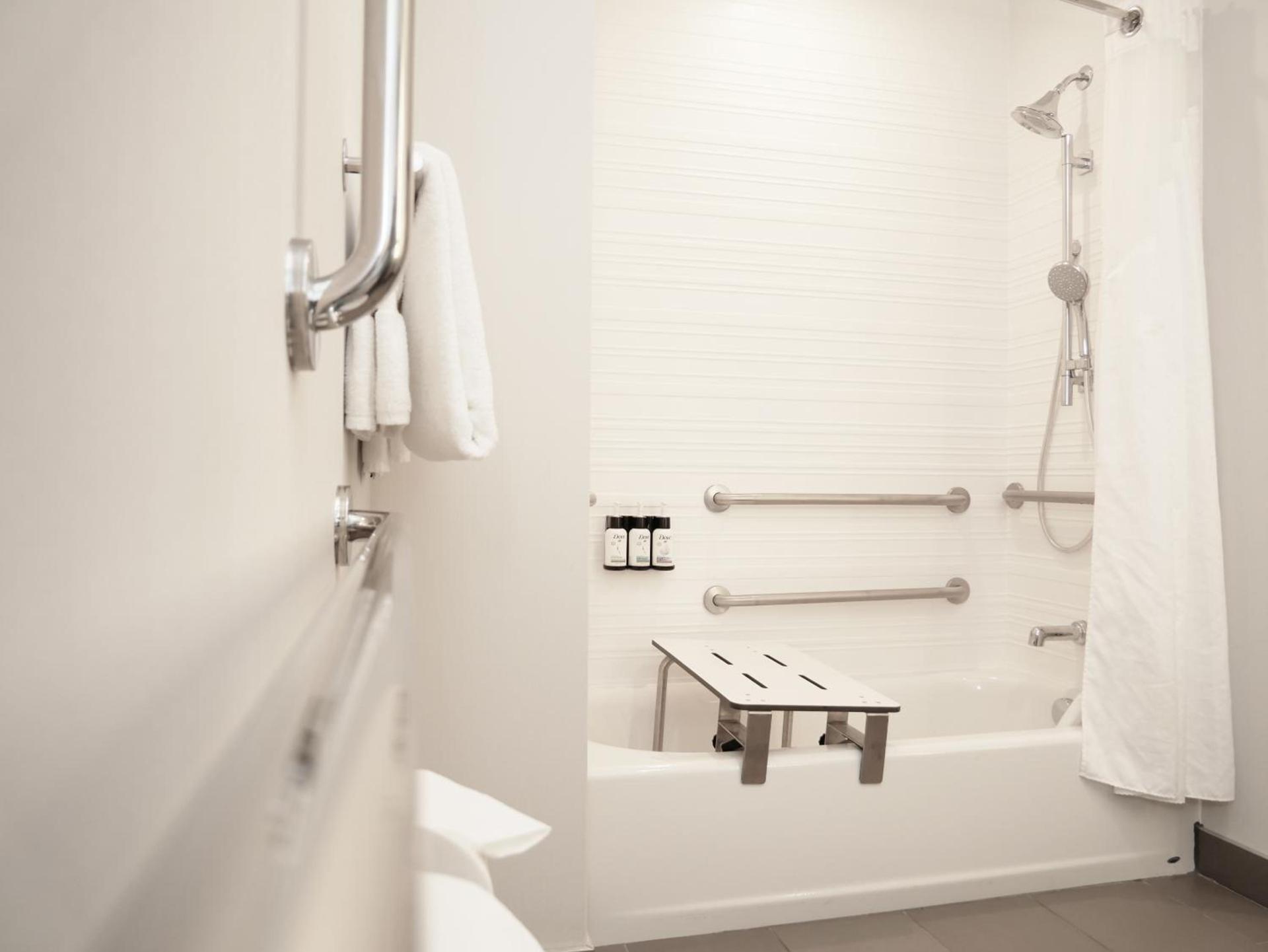 avid hotels - Lancaster by IHG photo 13