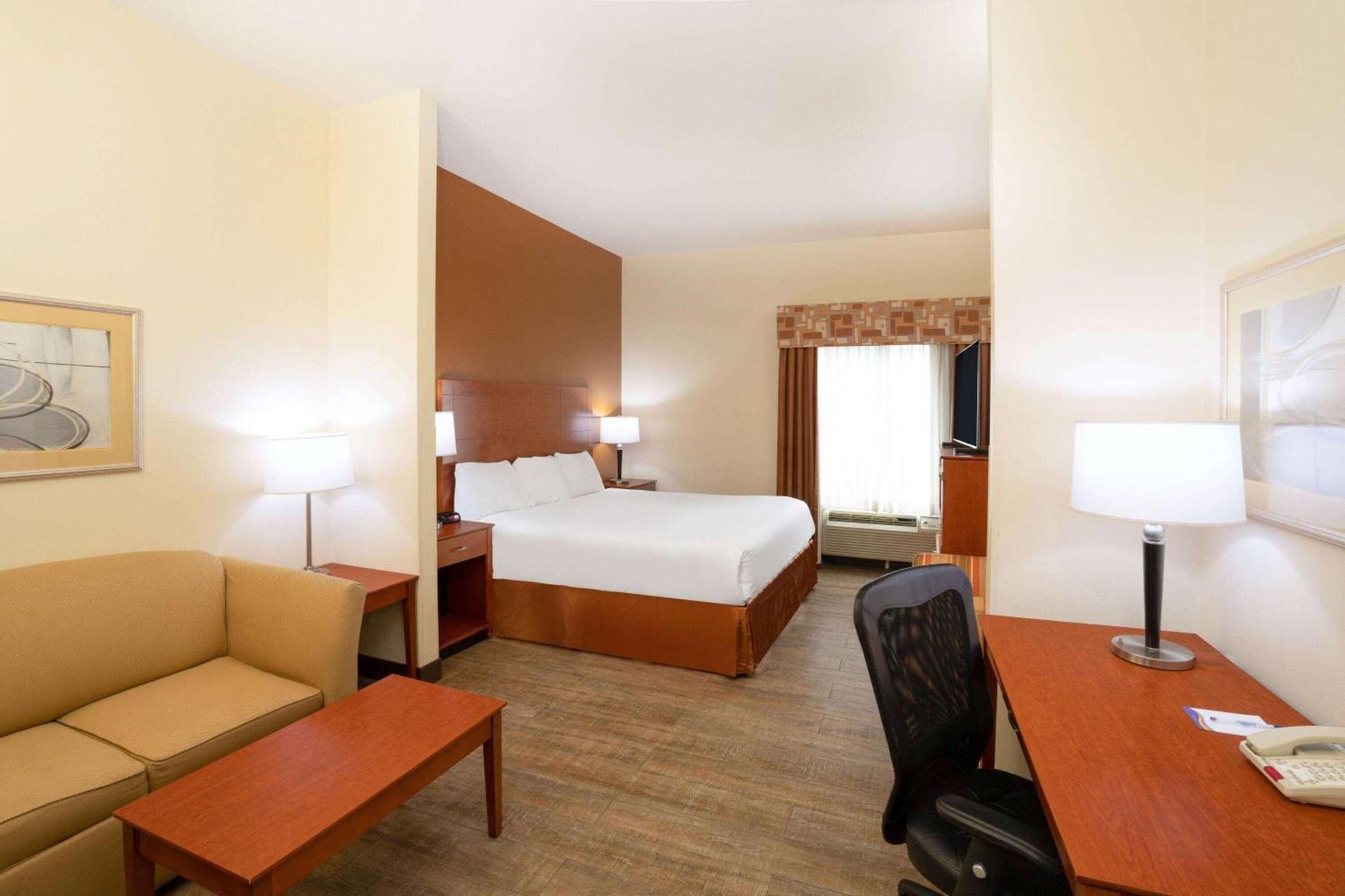 Baymont by Wyndham Savannah I-95 photo 9