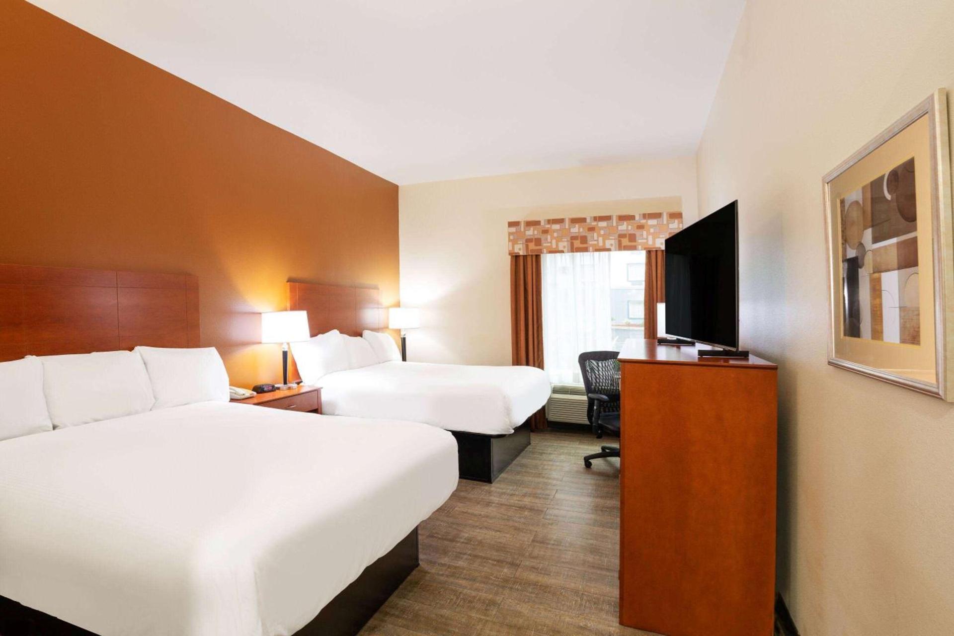 Baymont by Wyndham Savannah I-95 photo 10