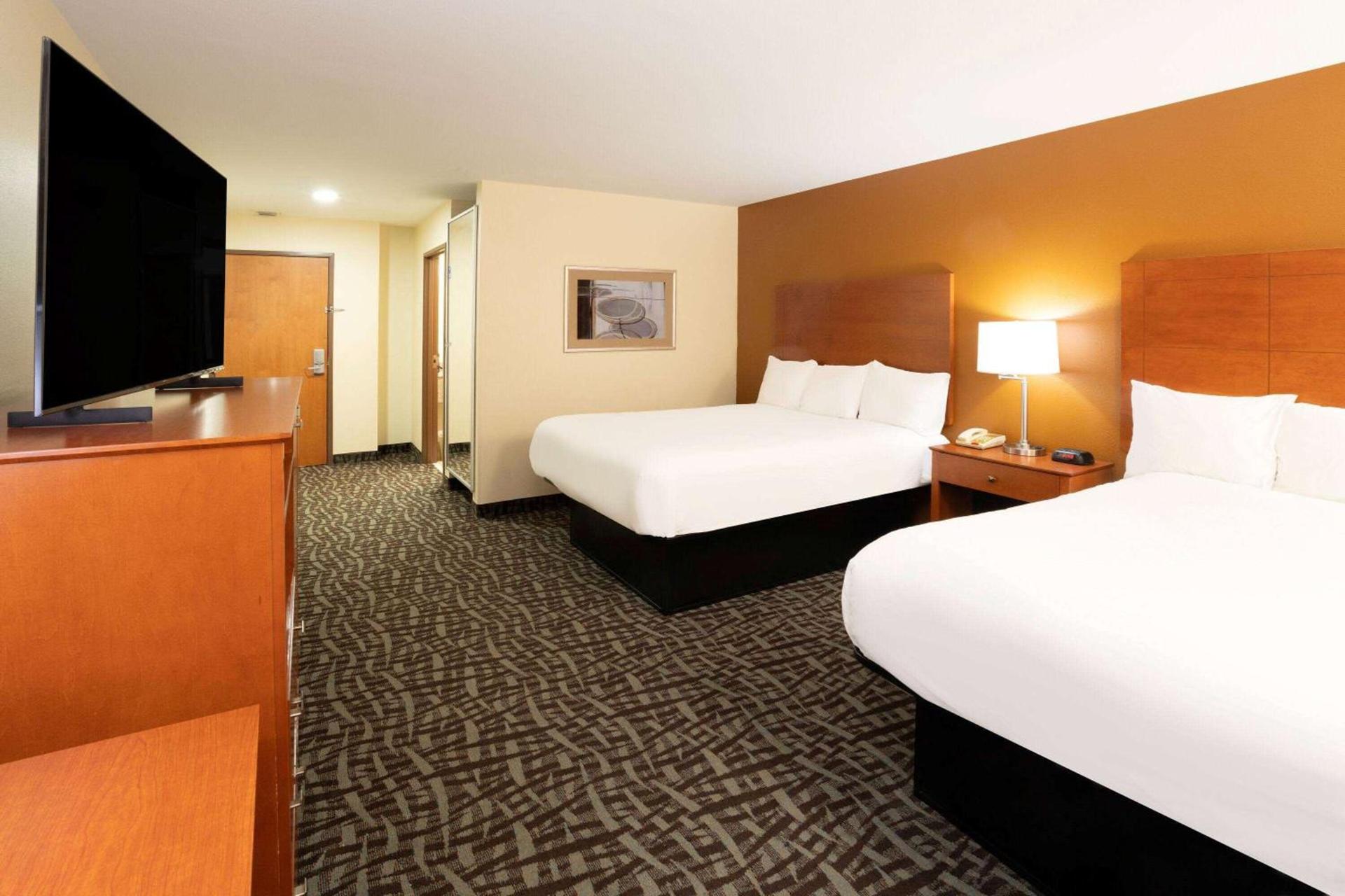 Baymont by Wyndham Savannah I-95 photo 15