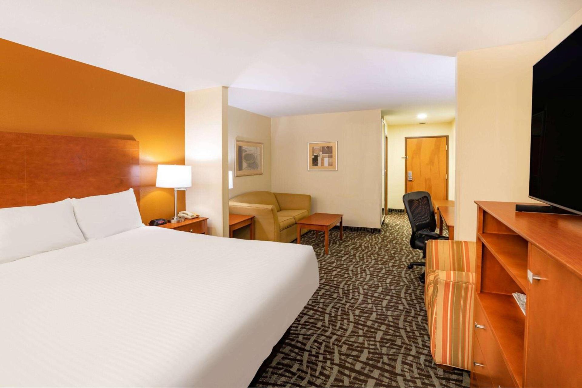Baymont by Wyndham Savannah I-95 photo 18