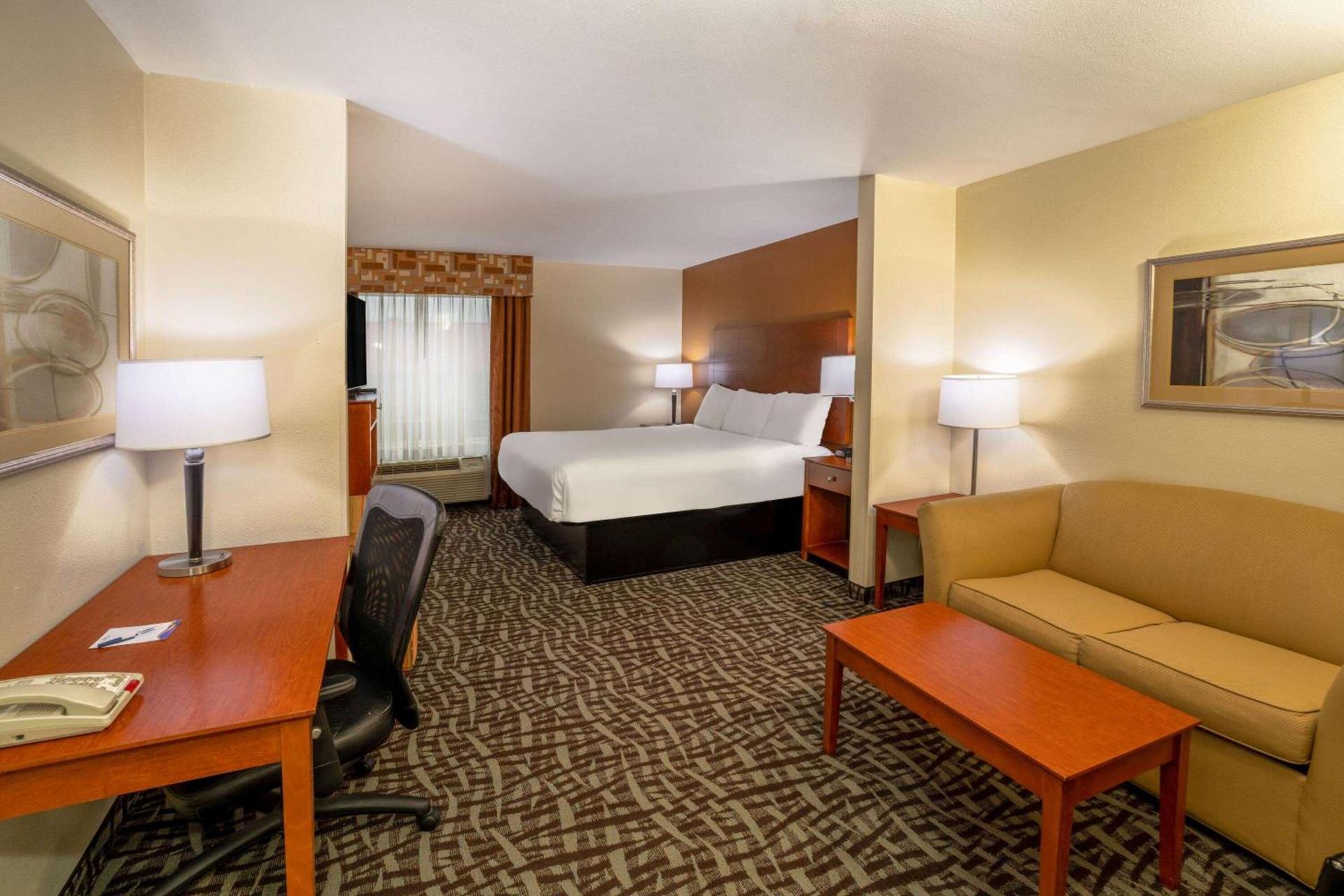 Baymont by Wyndham Savannah I-95 photo 16