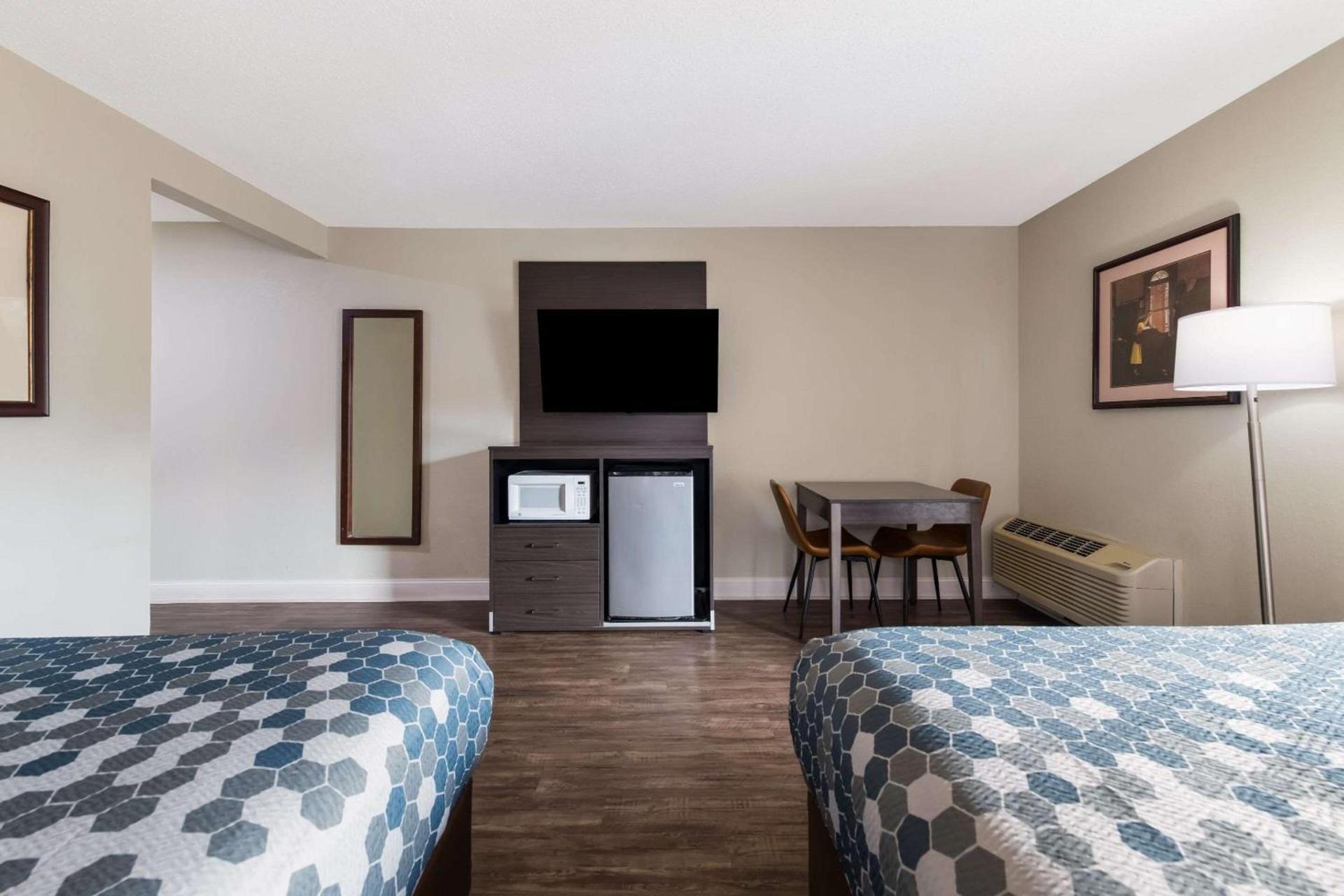Econo Lodge Inn & Suites on the River photo 3